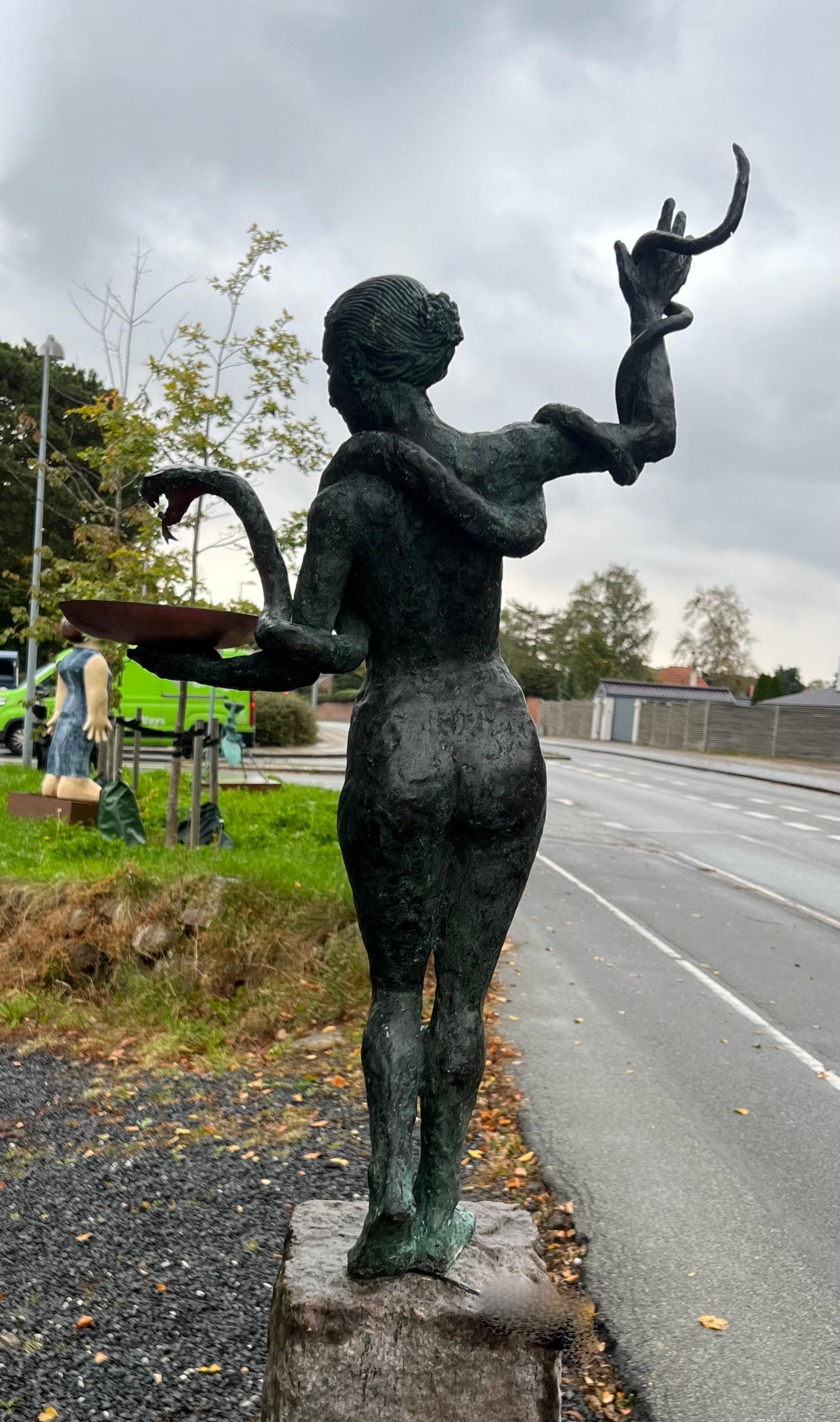 Hygiea et Asklepios Serpent de Helle Crawford, sculpture contemporaine en bronze - Contemporain Sculpture par Helle Rask Crawford