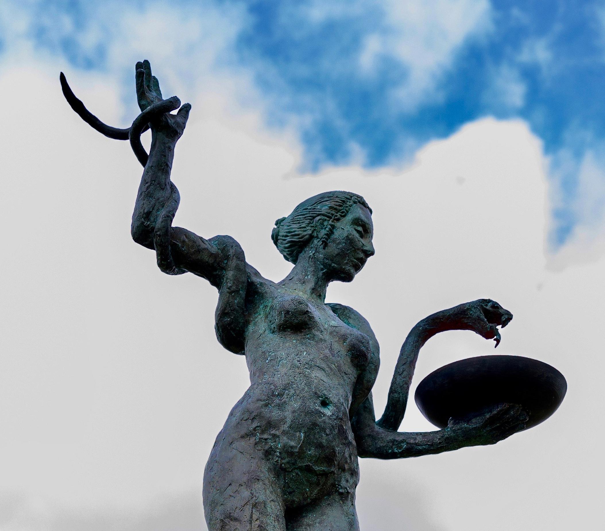 Hygiea et Asklepios Serpent de Helle Crawford, sculpture contemporaine en bronze - Sculpture de Helle Rask Crawford