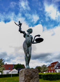 Serpente di Hygiea e Asklepios di Helle Crawford, scultura in bronzo contemporanea