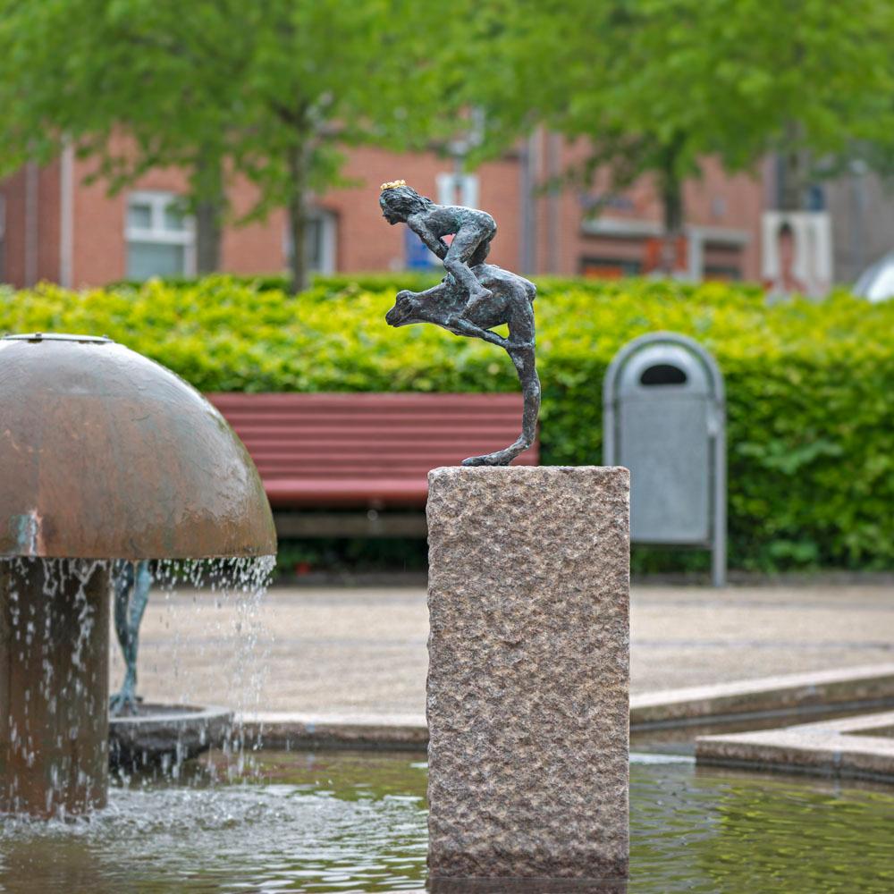 Leapfrog di Helle Crawford, scultura animale contemporanea di rana in bronzo - Sculpture Contemporaneo di Helle Rask Crawford