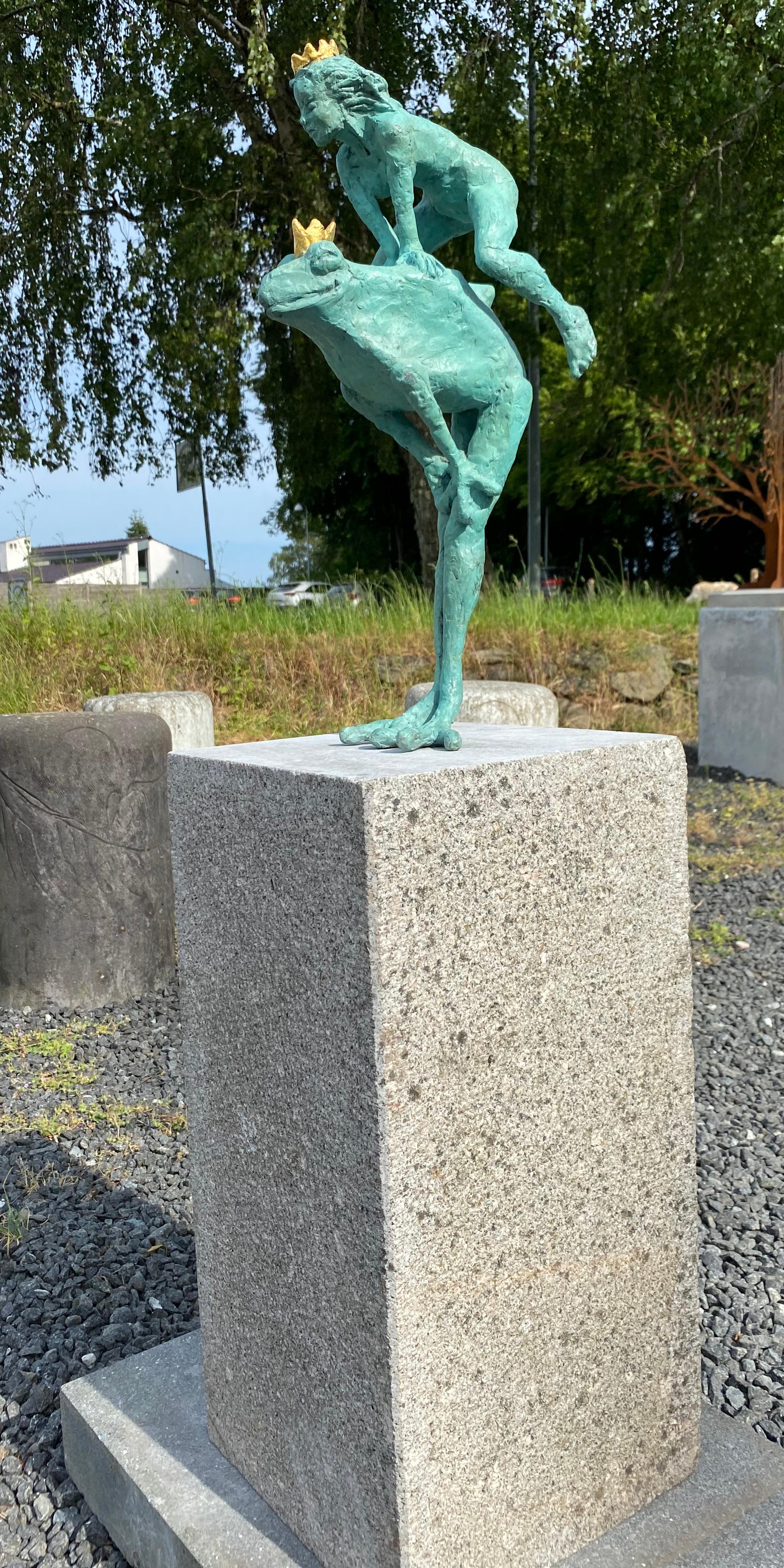 Leapfrog di Helle Crawford, scultura animale contemporanea di rana in bronzo - Nude Sculpture Oro di Helle Rask Crawford