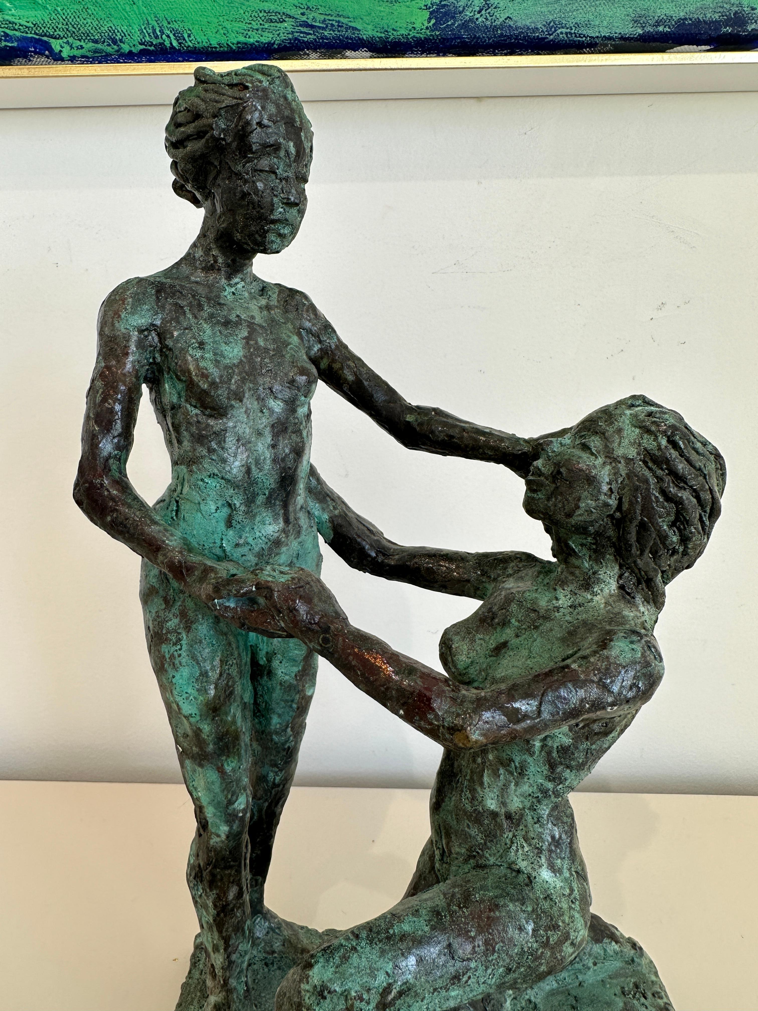 Amor es Amor de Helle Crawford, Escultura figurativa de bronce - Nude Sculpture Oro de Helle Rask Crawford