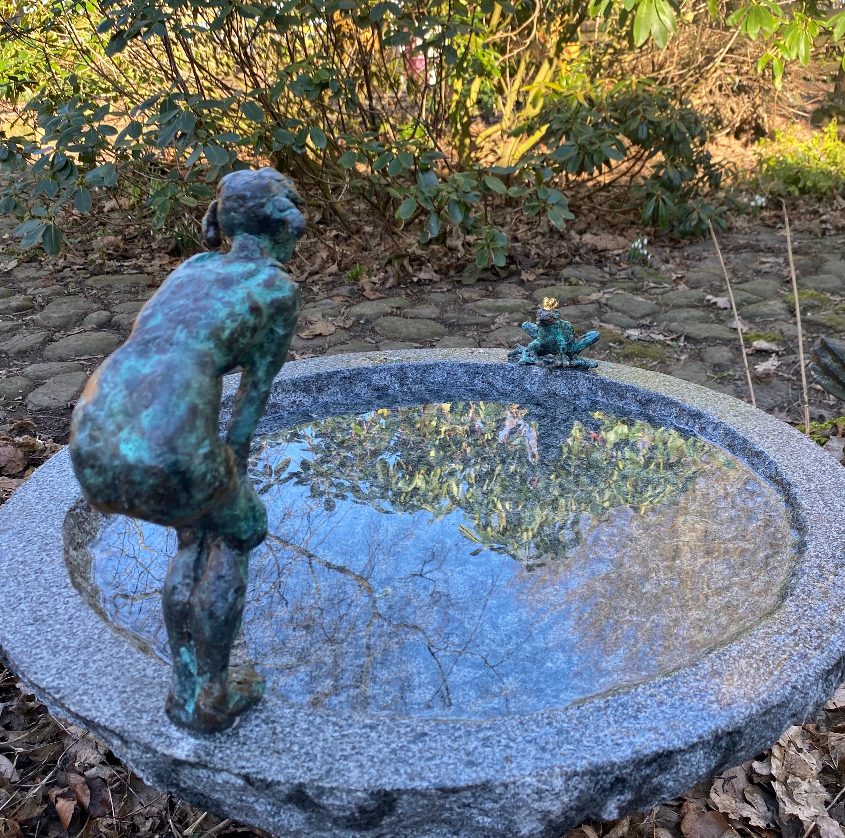 Figurative Sculpture di Helle Rask Crawford - Meet in the Middle di Helle Crawford, scultura contemporanea in bronzo di donna rana