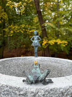 Meet in the Middle de Helle Crawford, Escultura mujer rana de bronce contemporánea