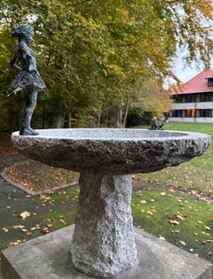 Meet in the Middle de Helle Crawford, Escultura mujer rana de bronce contemporánea