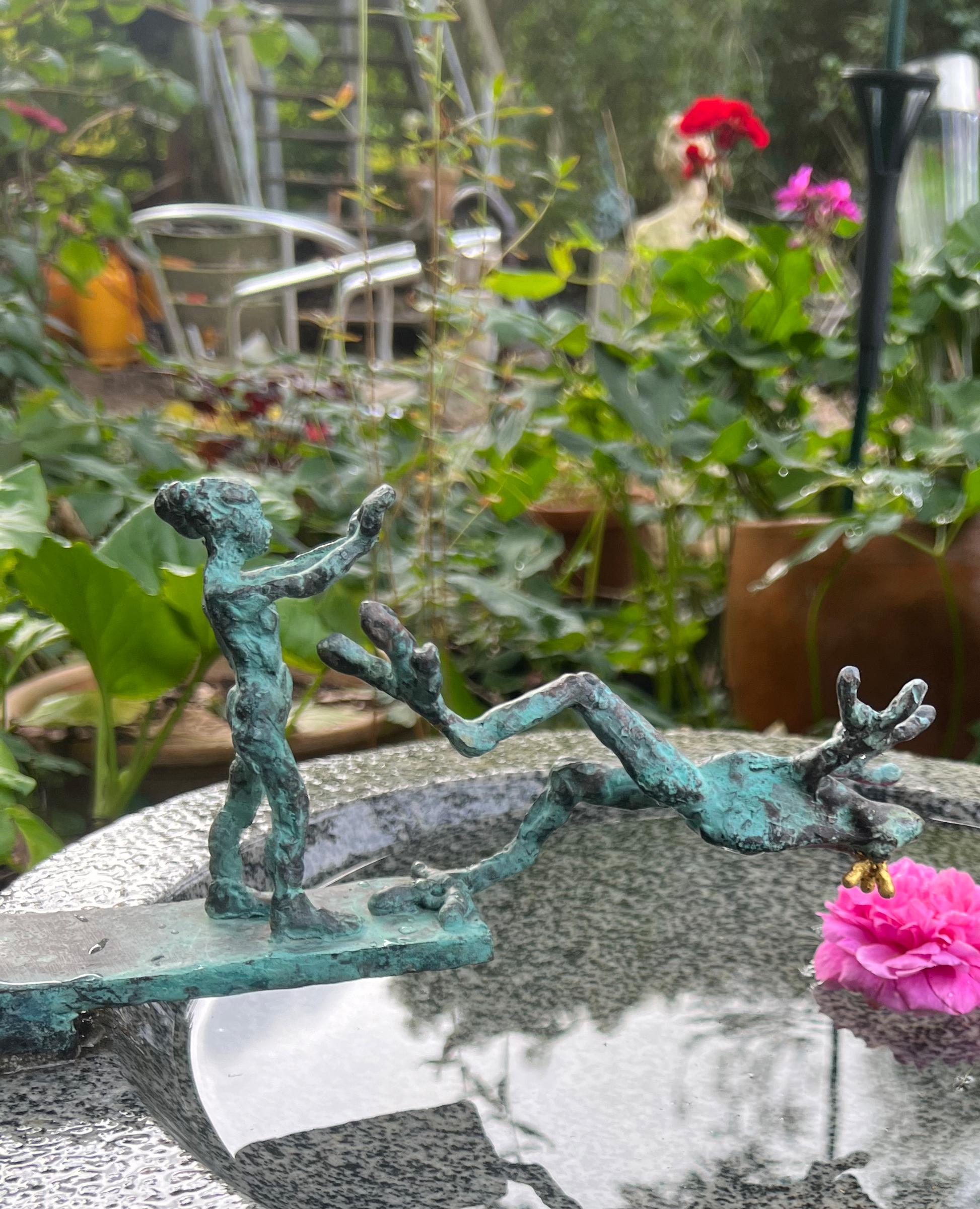 Oops... de Helle Crawford, Sculpture animalière contemporaine en bronze de grenouille - Or Nude Sculpture par Helle Rask Crawford