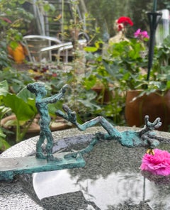 Oops.. von Helle Crawford, Zeitgenössische Skulptur eines Frosches aus Bronze