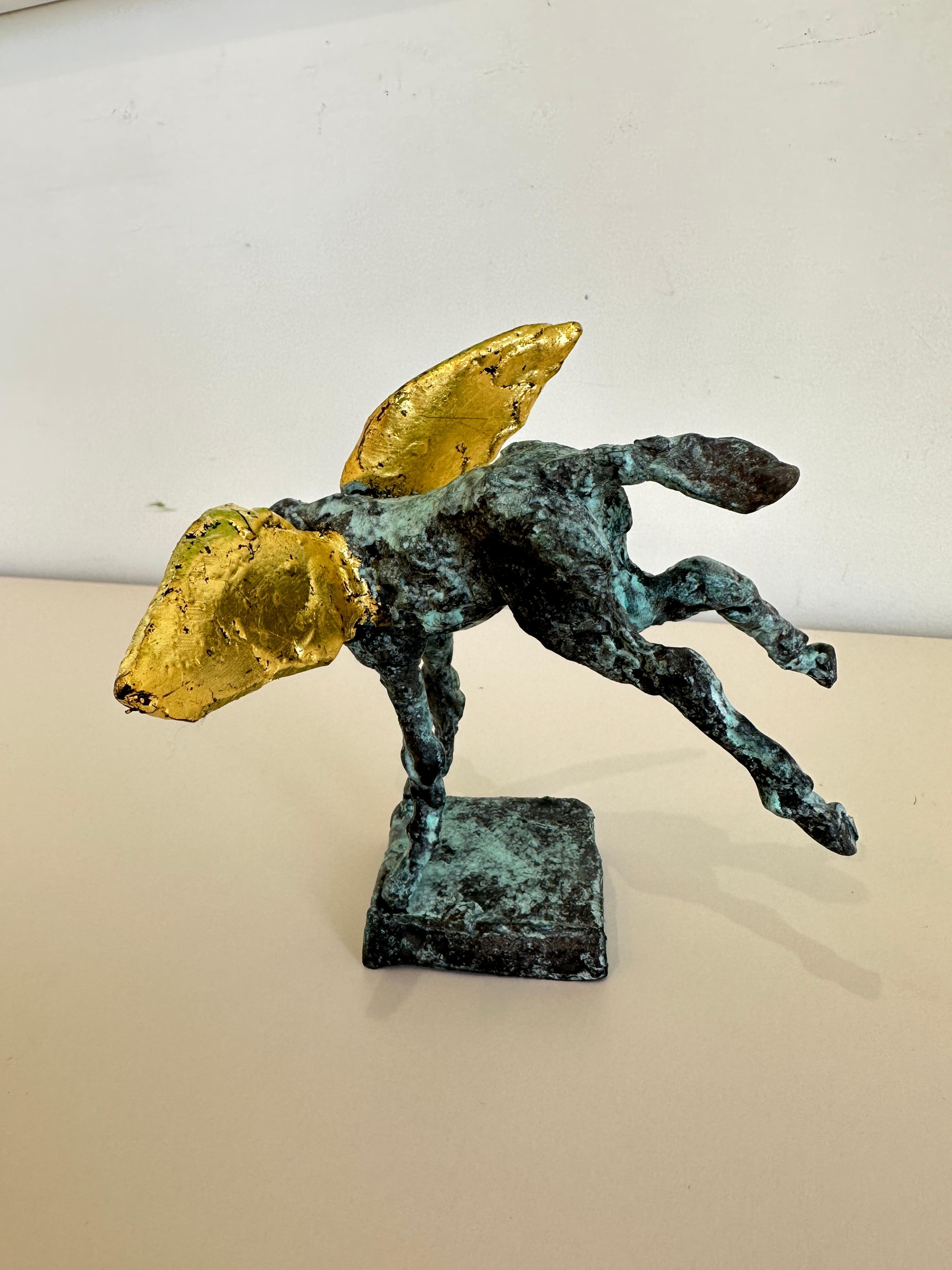 Pegaso che scalcia di Helle Crawford, scultura di cavallo in bronzo dorato in vendita 6