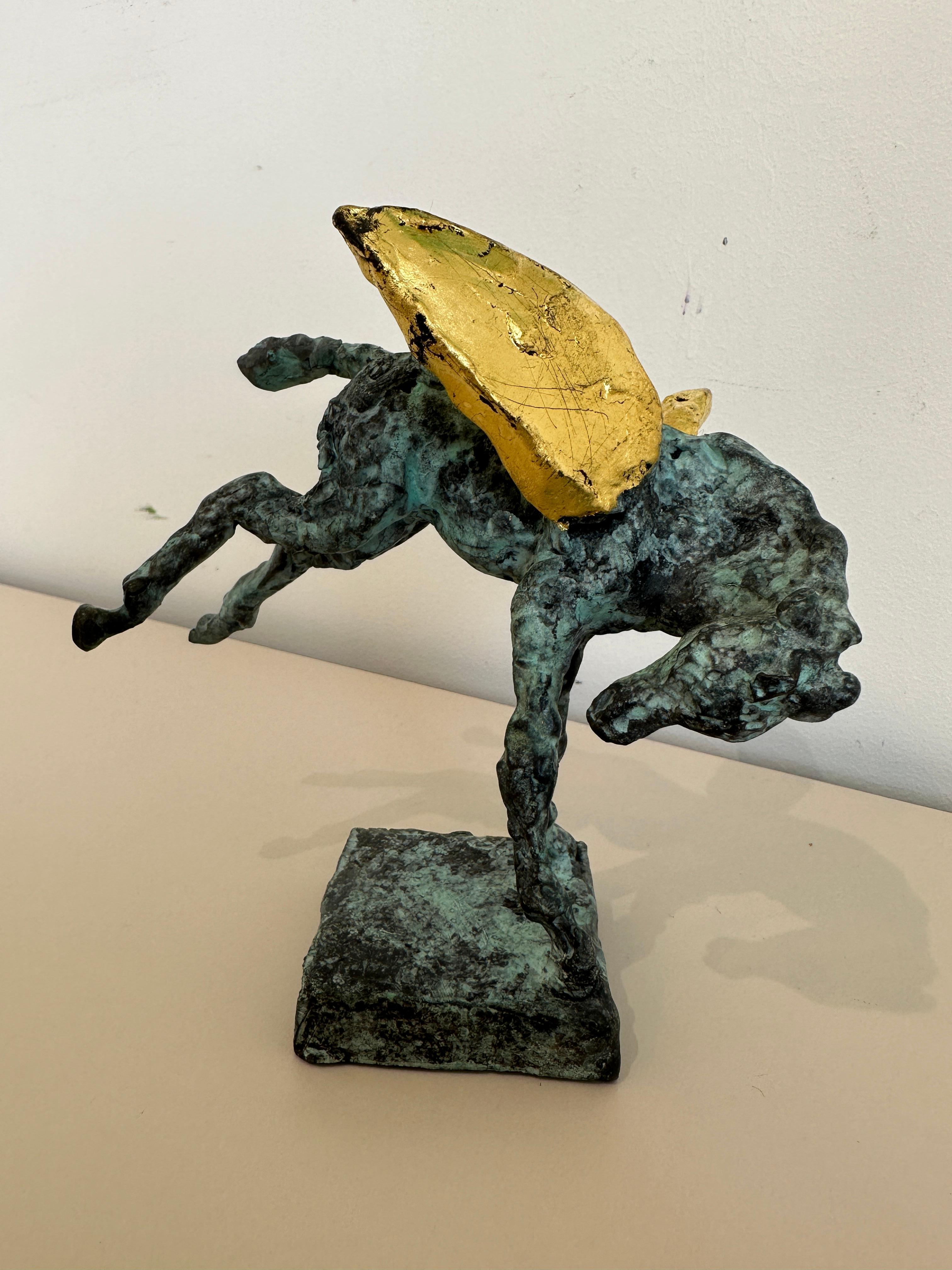 Pegaso che scalcia di Helle Crawford, scultura di cavallo in bronzo dorato in vendita 7