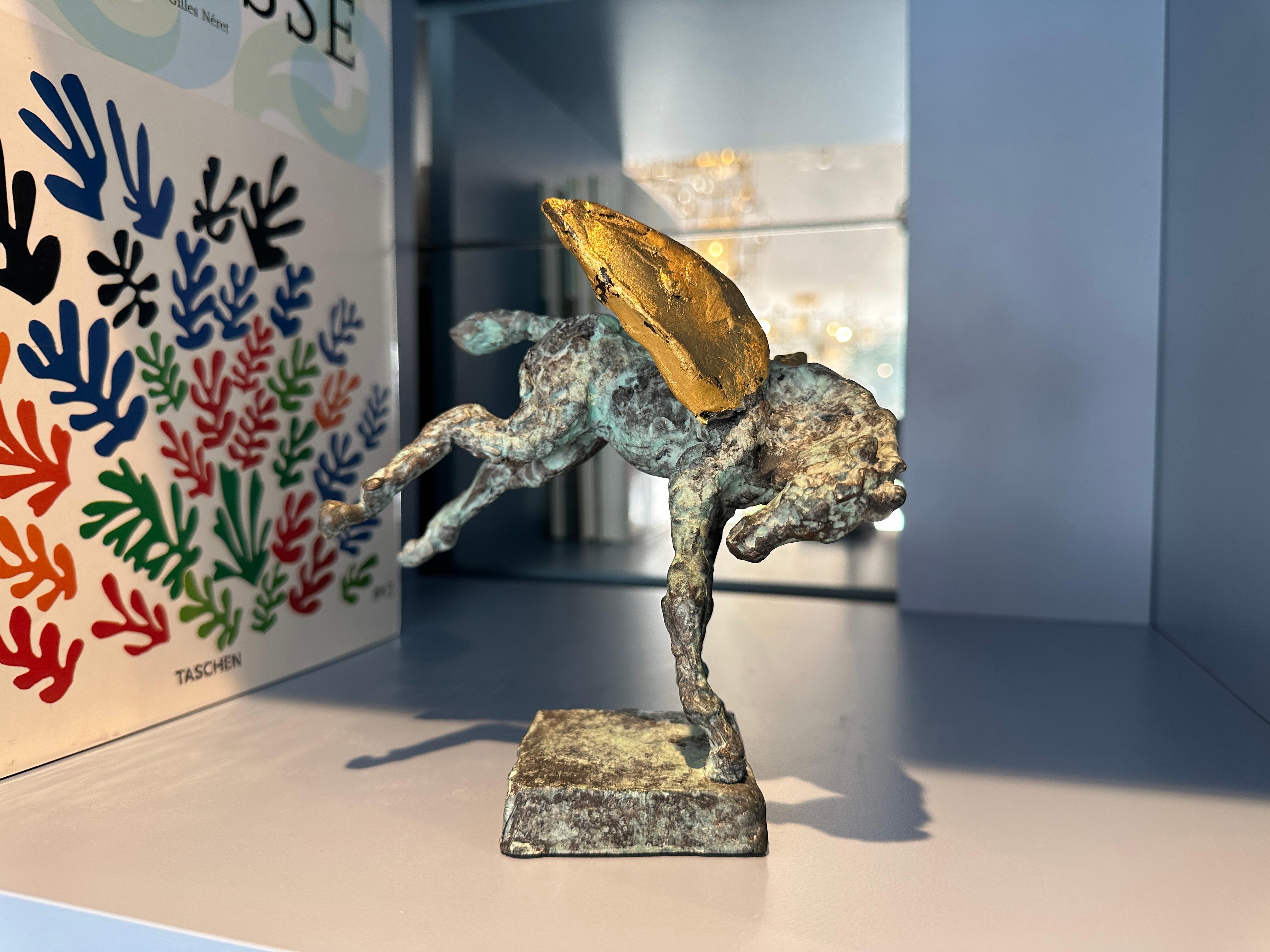Pegaso che scalcia di Helle Crawford, scultura di cavallo in bronzo dorato - Sculpture di Helle Rask Crawford
