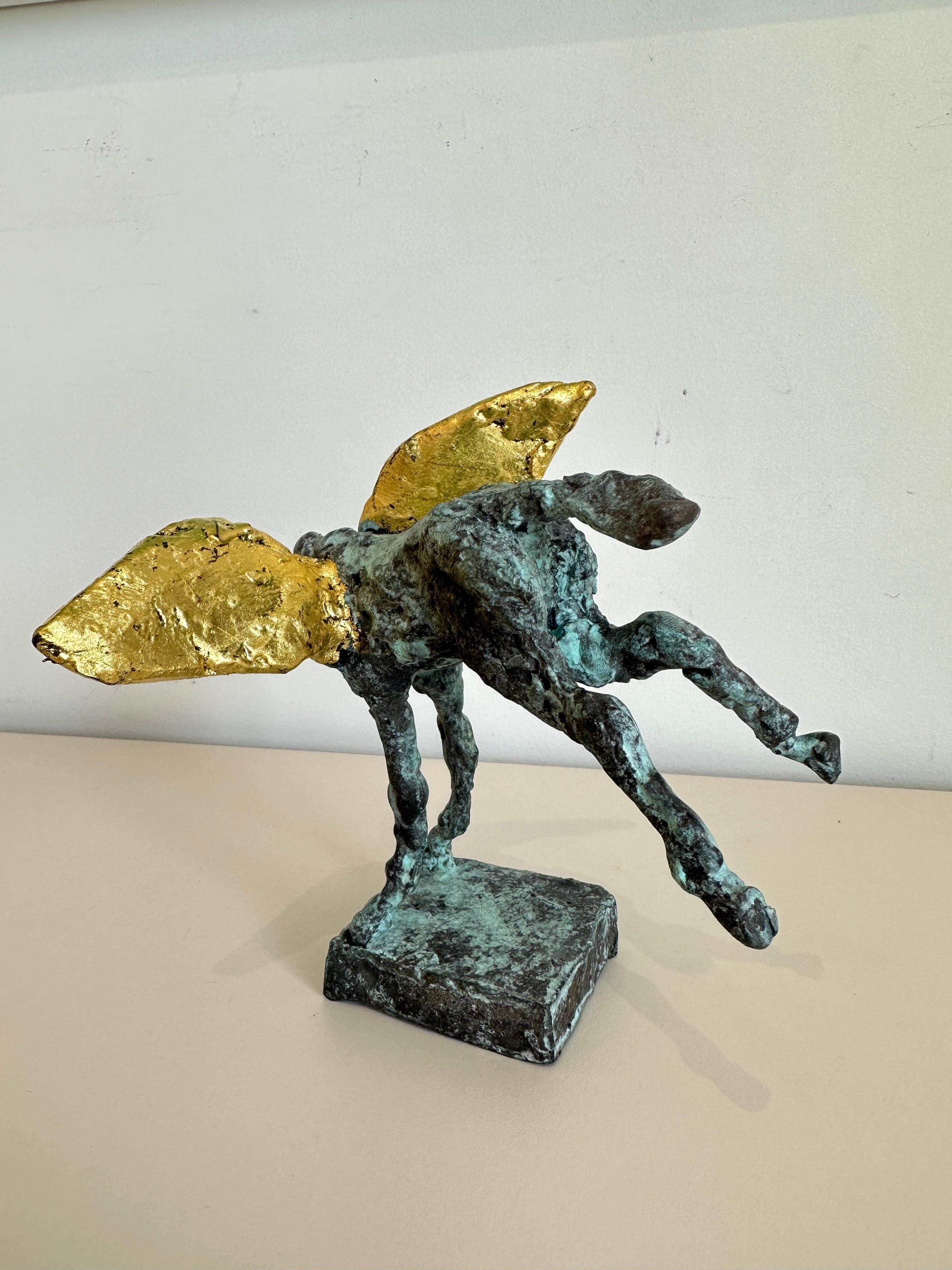 Pegaso che scalcia di Helle Crawford, scultura di cavallo in bronzo dorato - Sculpture Contemporaneo di Helle Rask Crawford