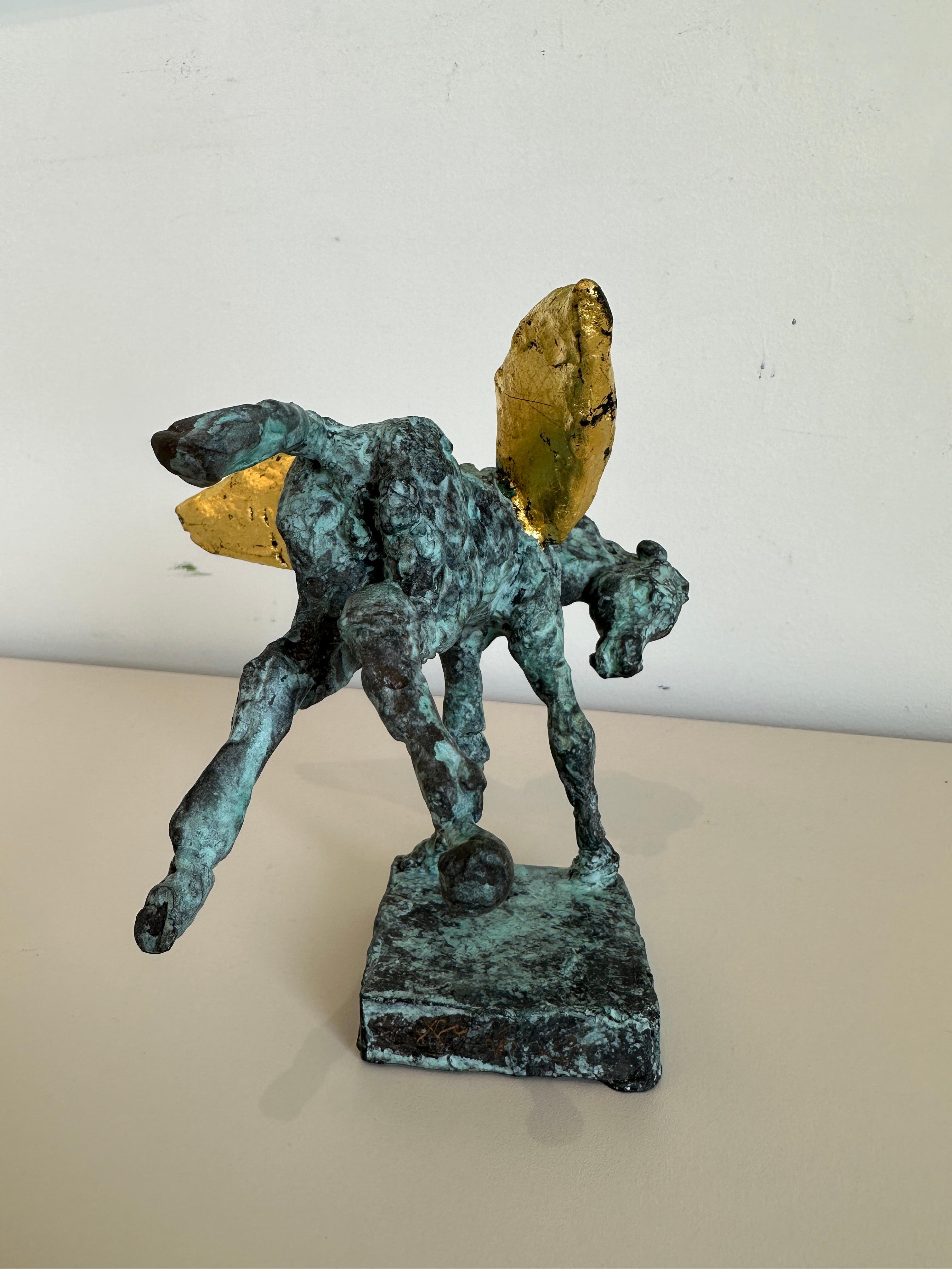 Pegaso che scalcia di Helle Crawford, scultura di cavallo in bronzo dorato - Nude Sculpture Oro di Helle Rask Crawford