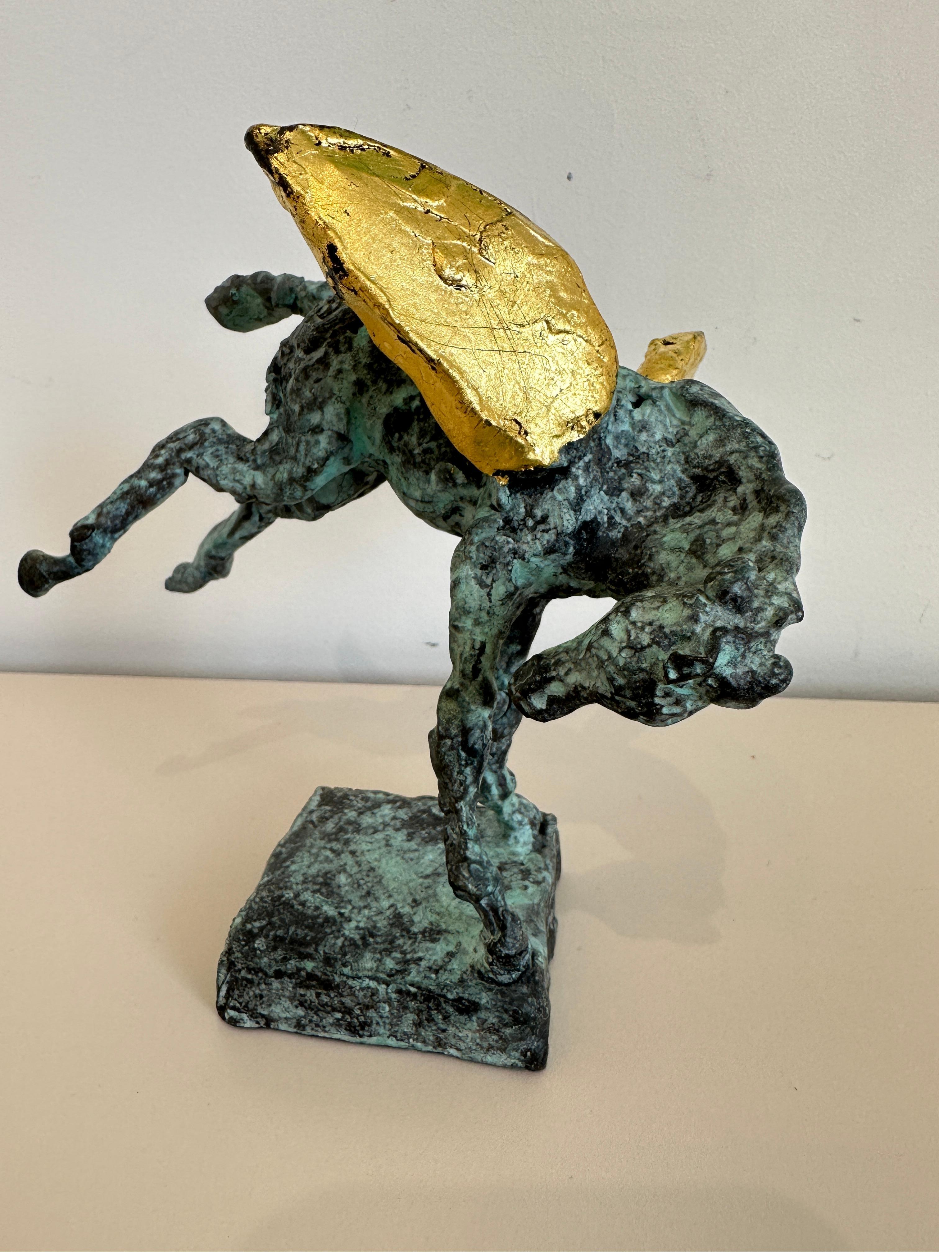Pegaso che scalcia di Helle Crawford, scultura di cavallo in bronzo dorato in vendita 1