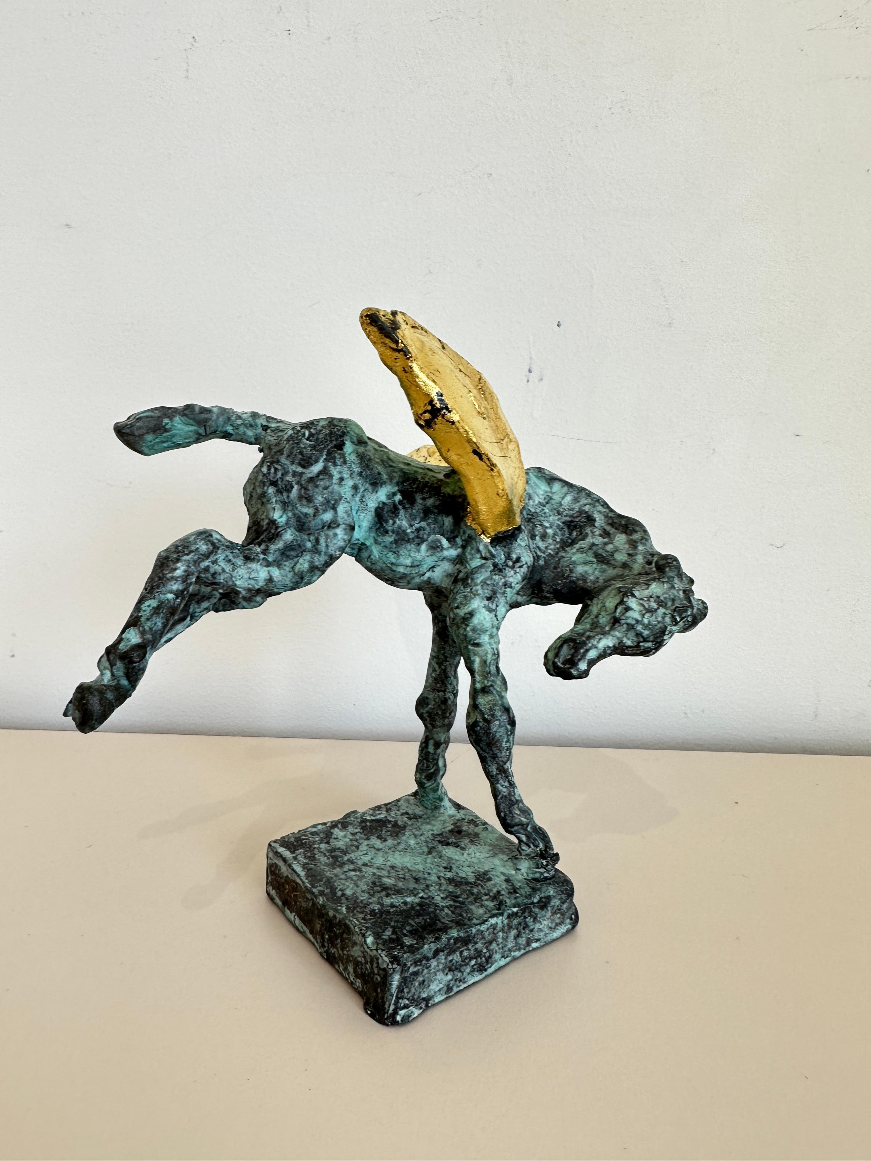 Pegaso che scalcia di Helle Crawford, scultura di cavallo in bronzo dorato in vendita 2