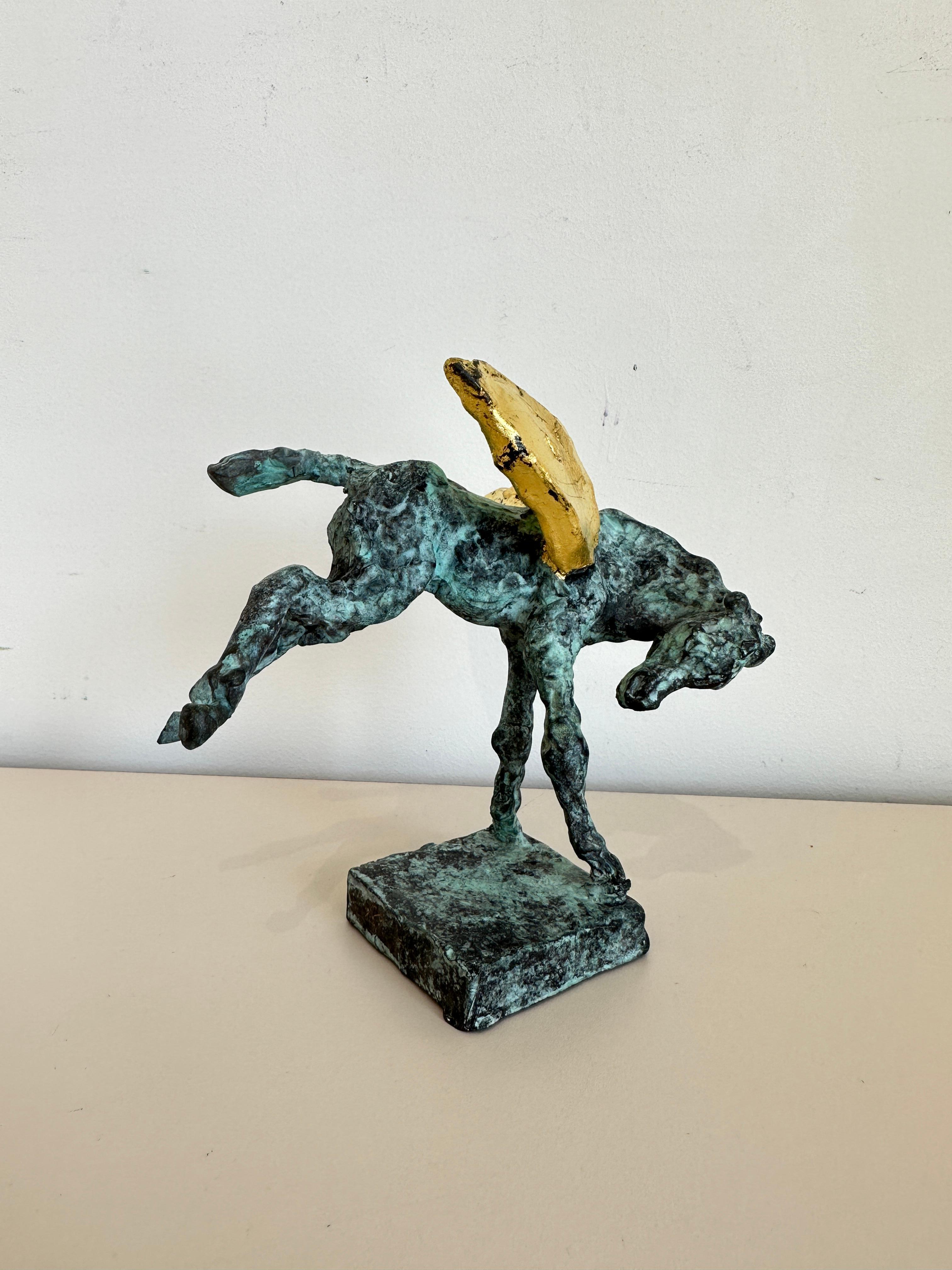 Pegaso che scalcia di Helle Crawford, scultura di cavallo in bronzo dorato in vendita 4