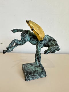 Pegaso che scalcia di Helle Crawford, scultura di cavallo in bronzo dorato
