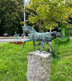 The golden Horse von Helle Crawford, Zeitgenössische Bronzeskulptur eines Pferdes