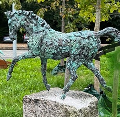 Il Cavallo d'oro di Helle Crawford, scultura animale contemporanea in bronzo di cavallo