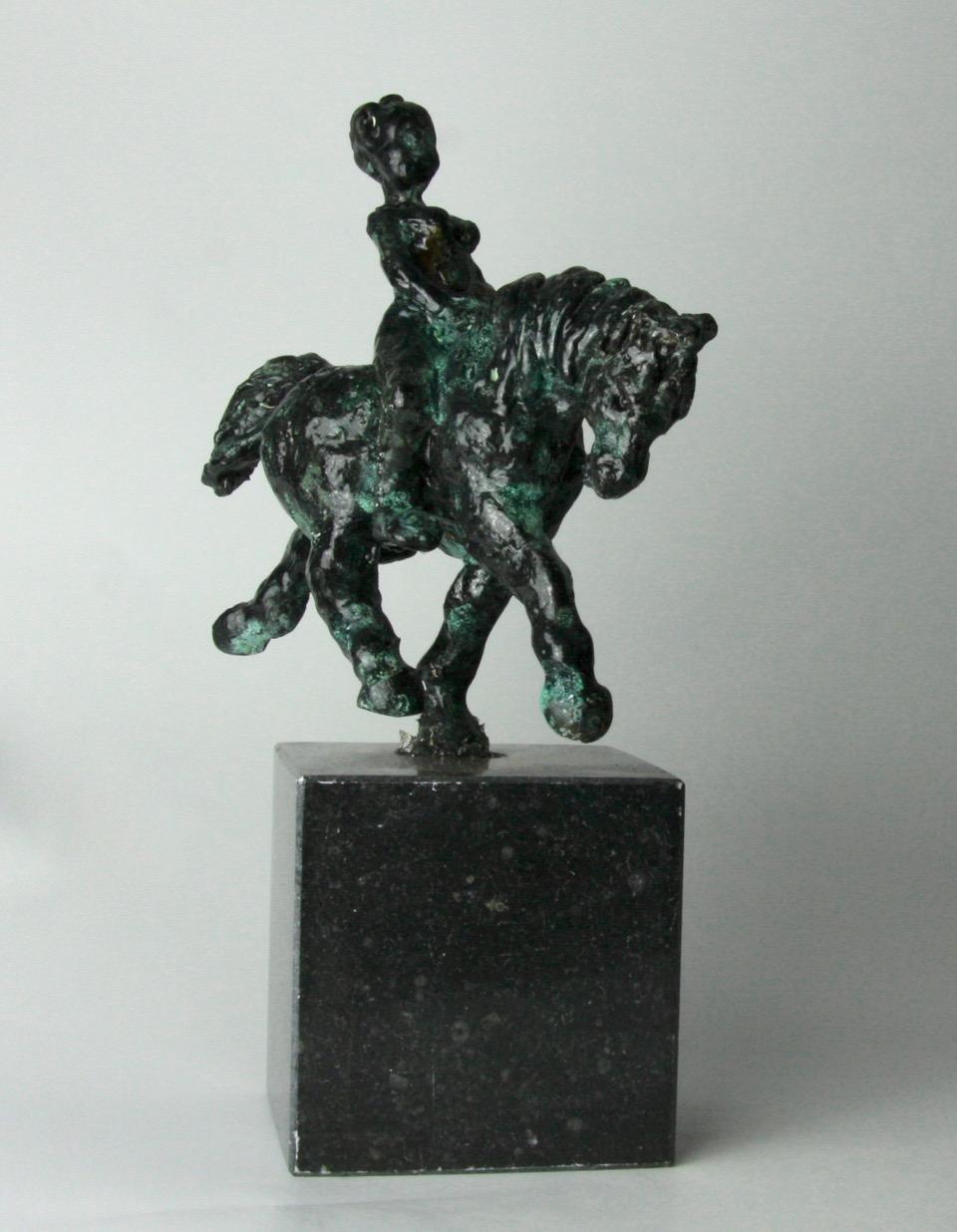 Le Trotl d'Helle Crawford, sculpture en bronze d'un cheval portant une femme - Or Figurative Sculpture par Helle Rask Crawford