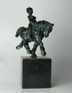 El Trotl de Helle Crawford, Escultura de bronce de un caballo que transporta a una mujer