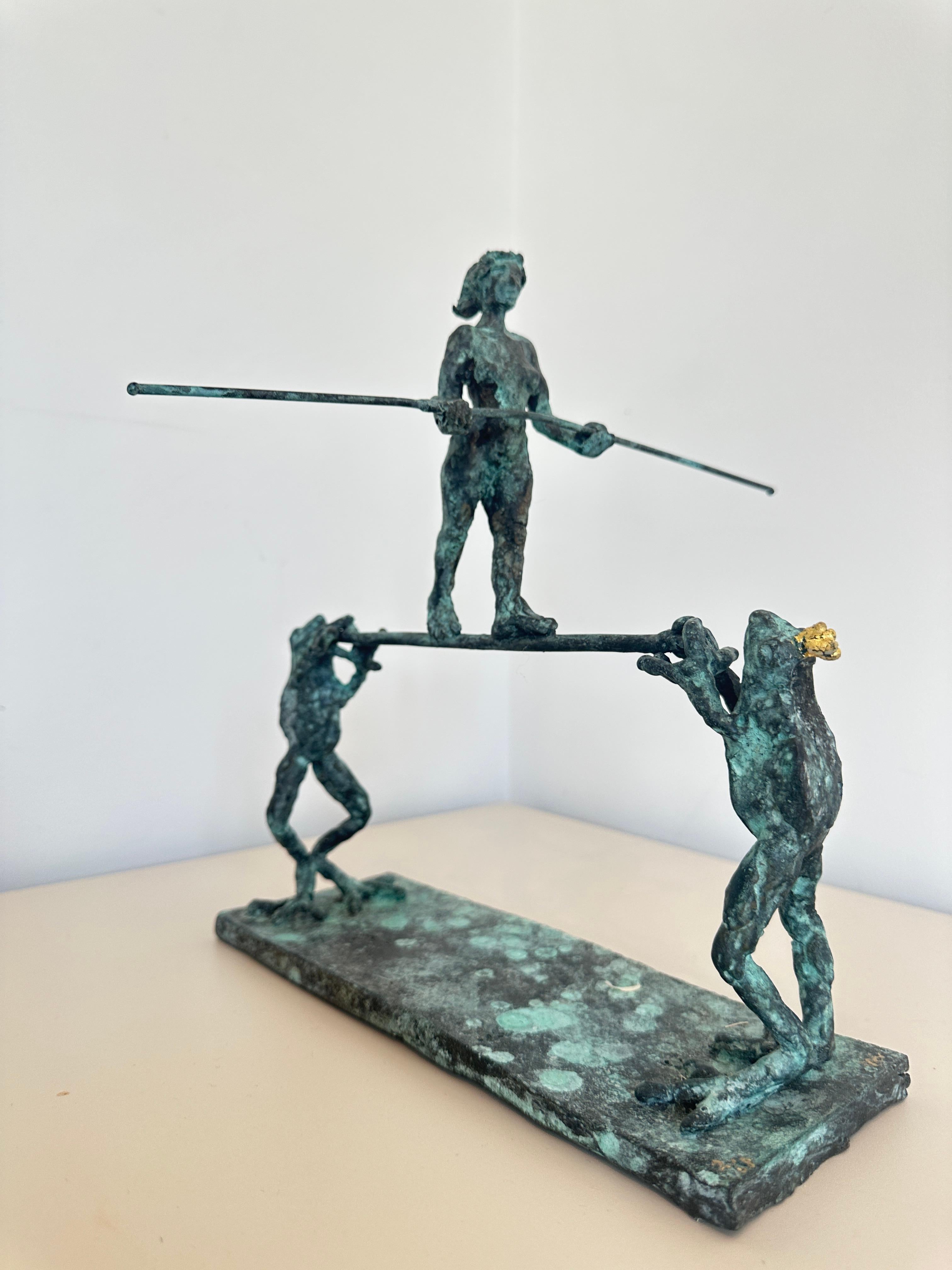 Walker with Frogs par Helle Crawford, sculpture d'animaux chevaux en or - Sculpture de Helle Rask Crawford