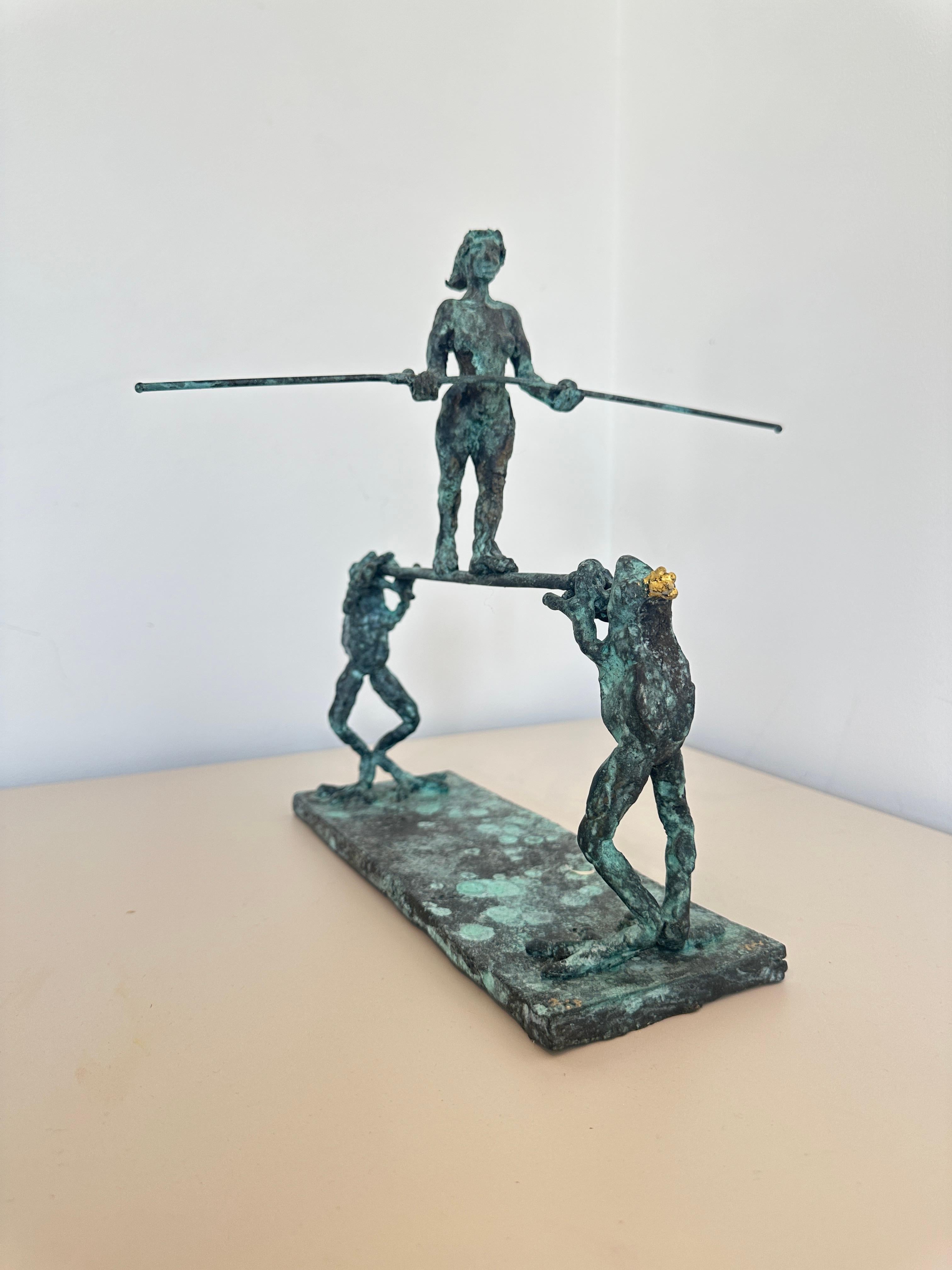 Walker with Frogs par Helle Crawford, sculpture d'animaux chevaux en or - Contemporain Sculpture par Helle Rask Crawford