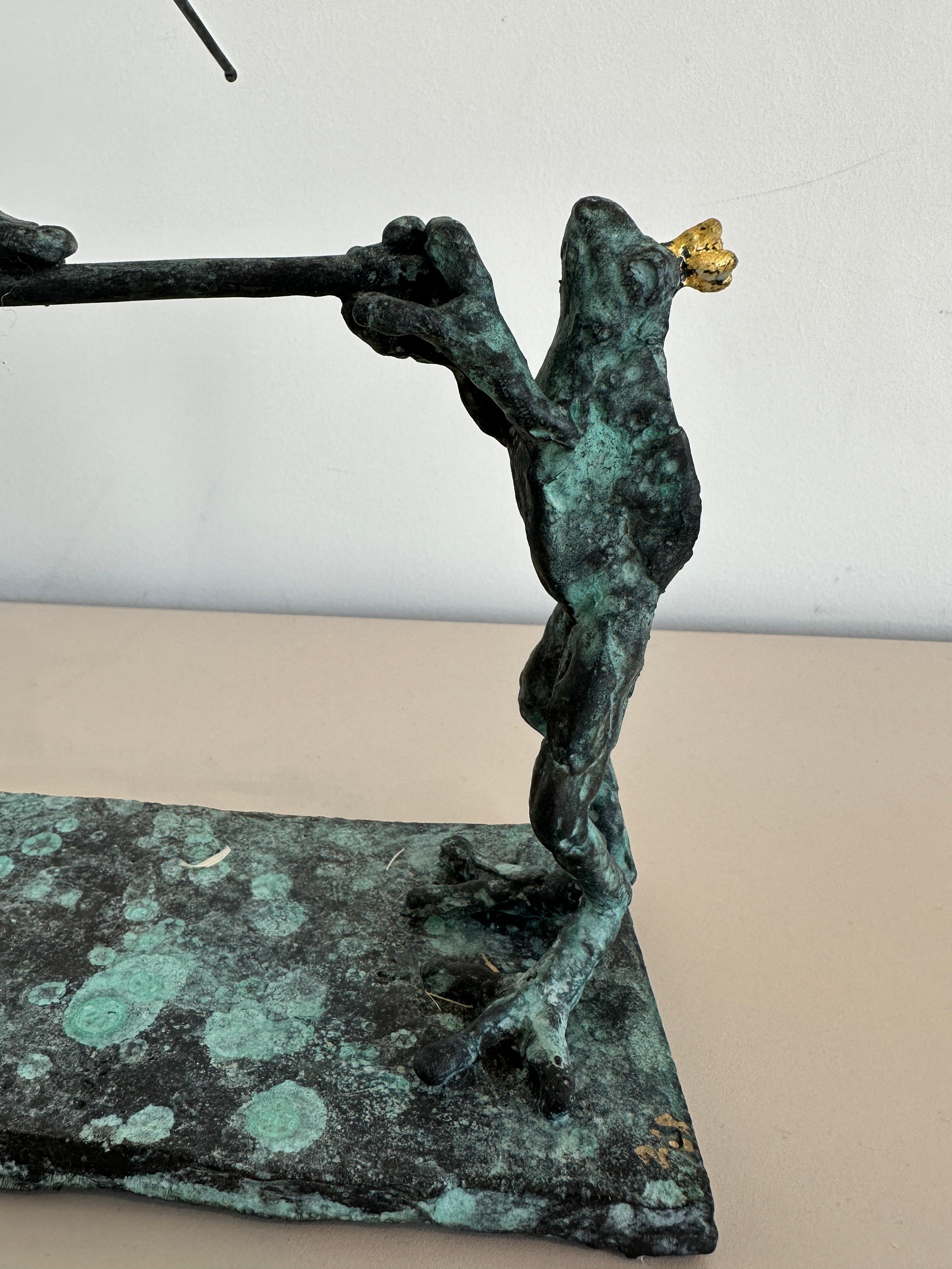 Walker with Frogs par Helle Crawford, sculpture d'animaux chevaux en or - Gris Nude Sculpture par Helle Rask Crawford