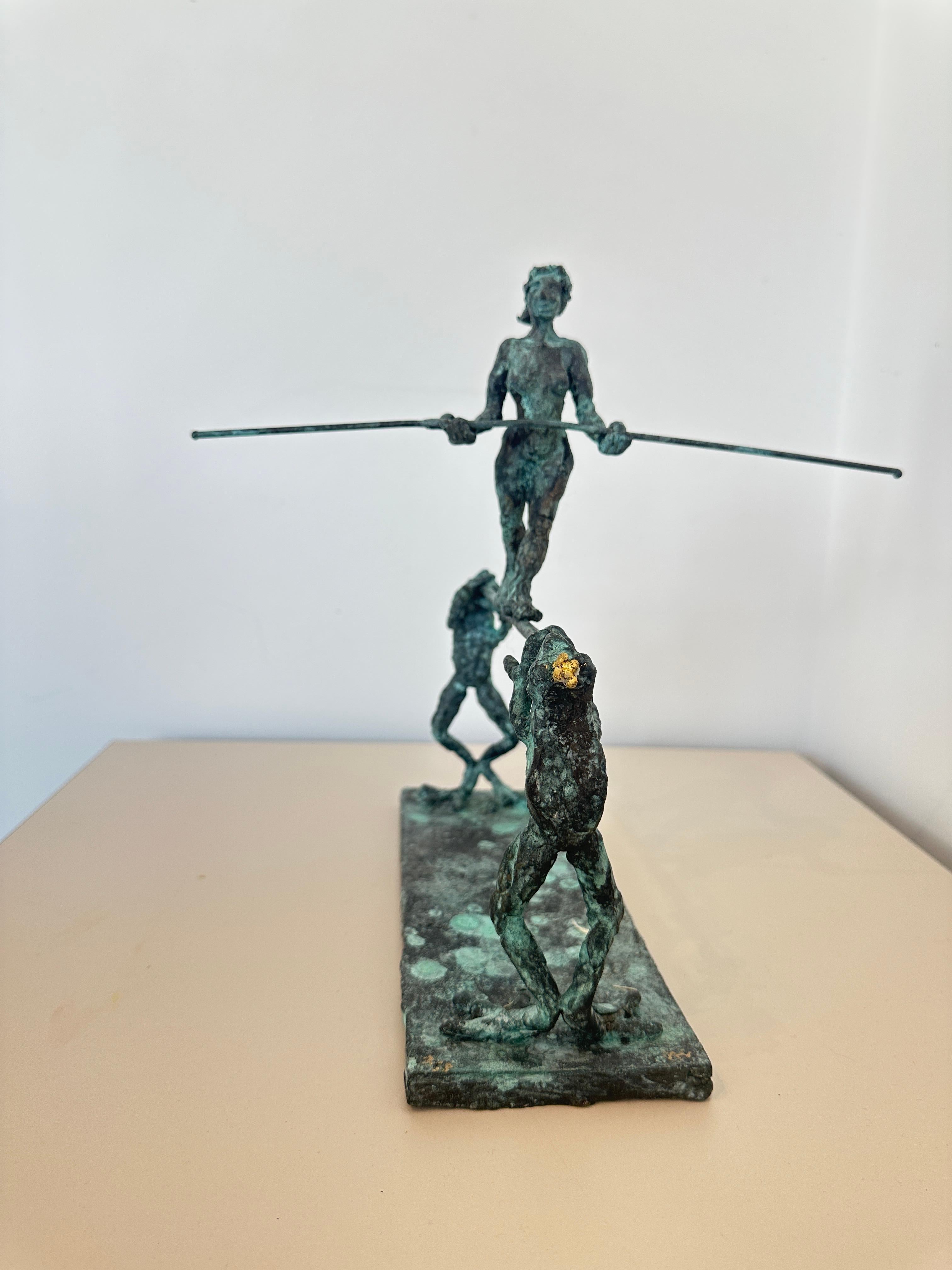 Walker with Frogs par Helle Crawford, sculpture d'animaux chevaux en or en vente 2