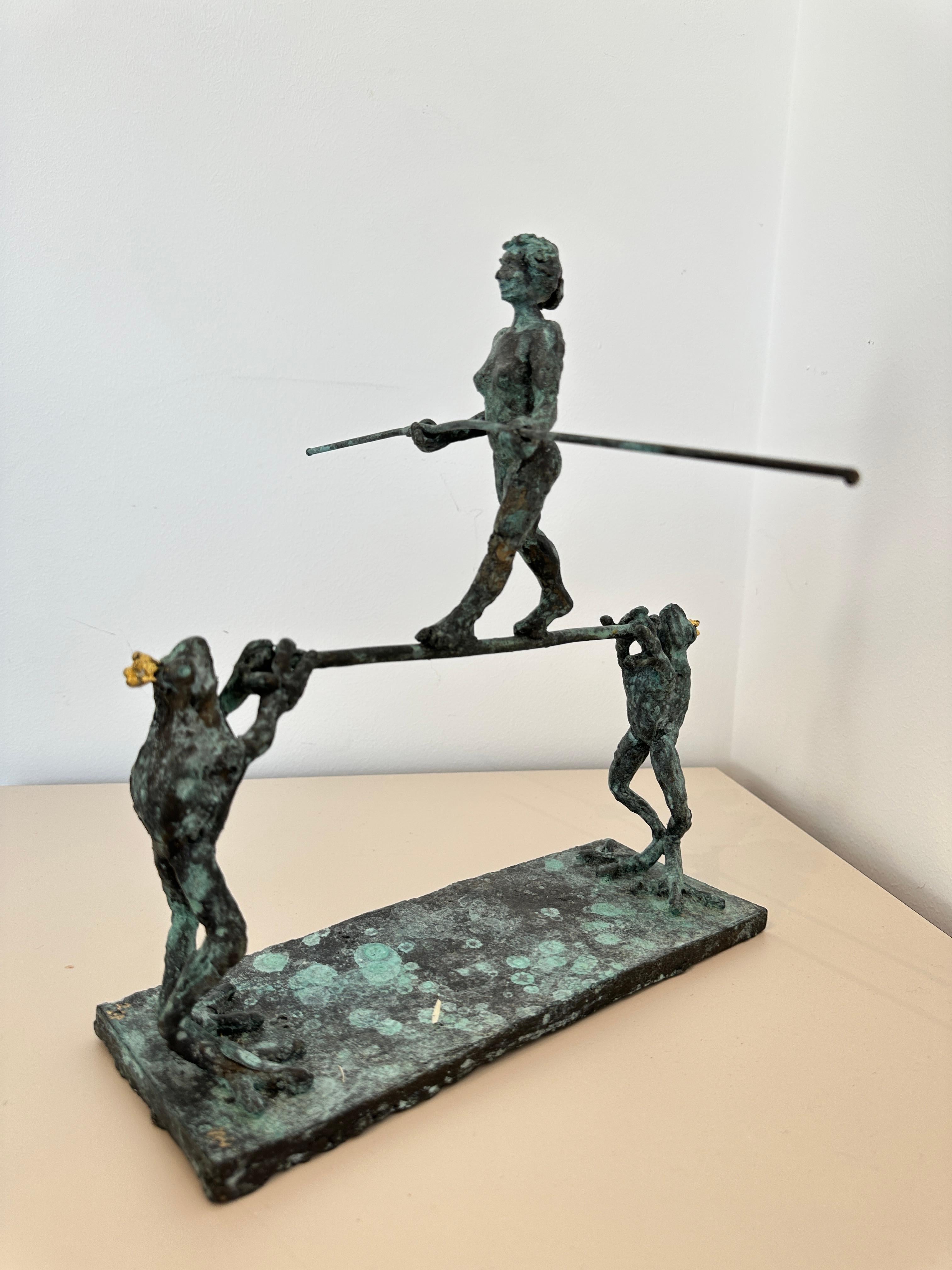 Walker with Frogs par Helle Crawford, sculpture d'animaux chevaux en or en vente 4