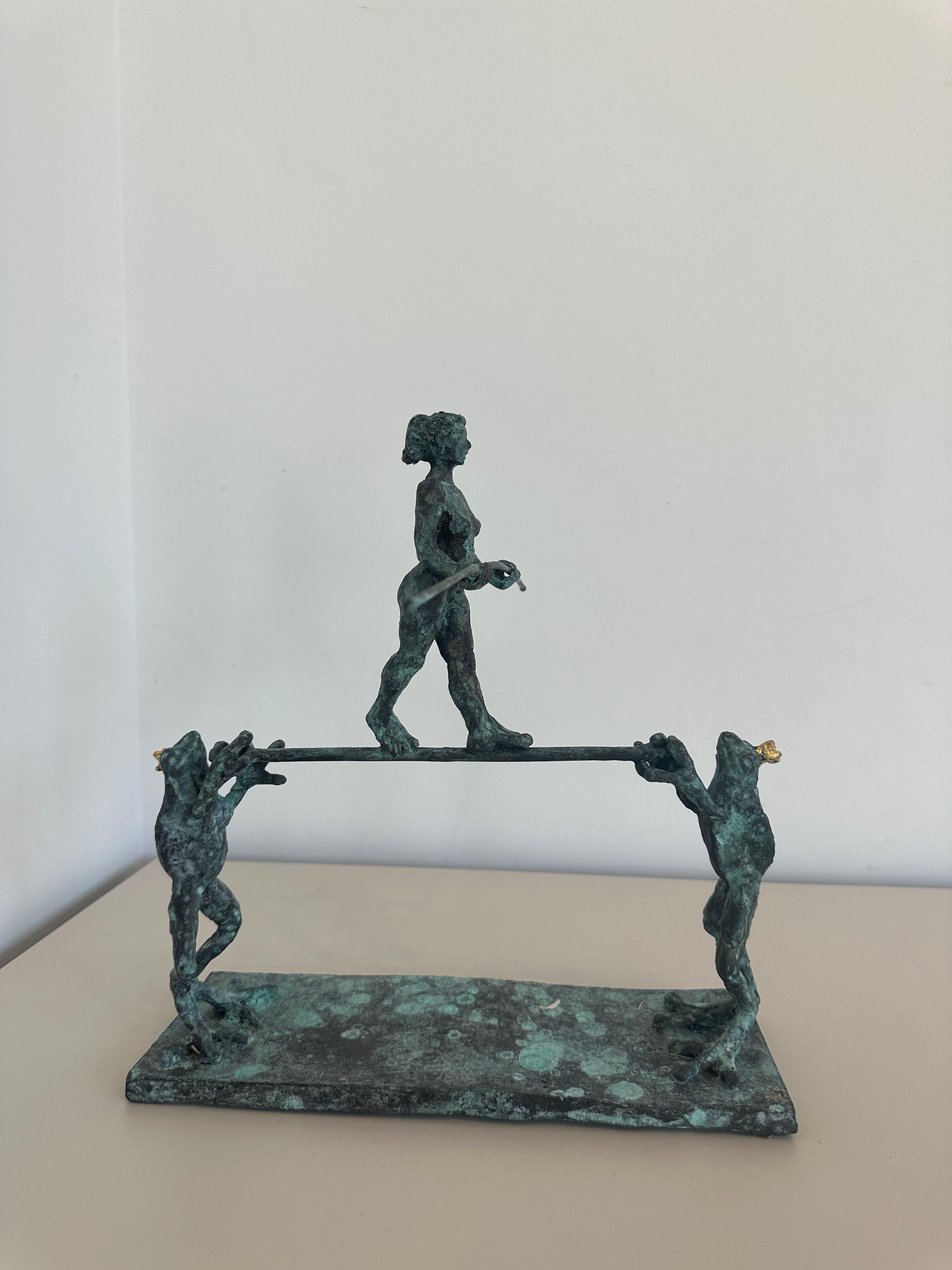 Nude Sculpture Helle Rask Crawford - Walker with Frogs par Helle Crawford, sculpture d'animaux chevaux en or
