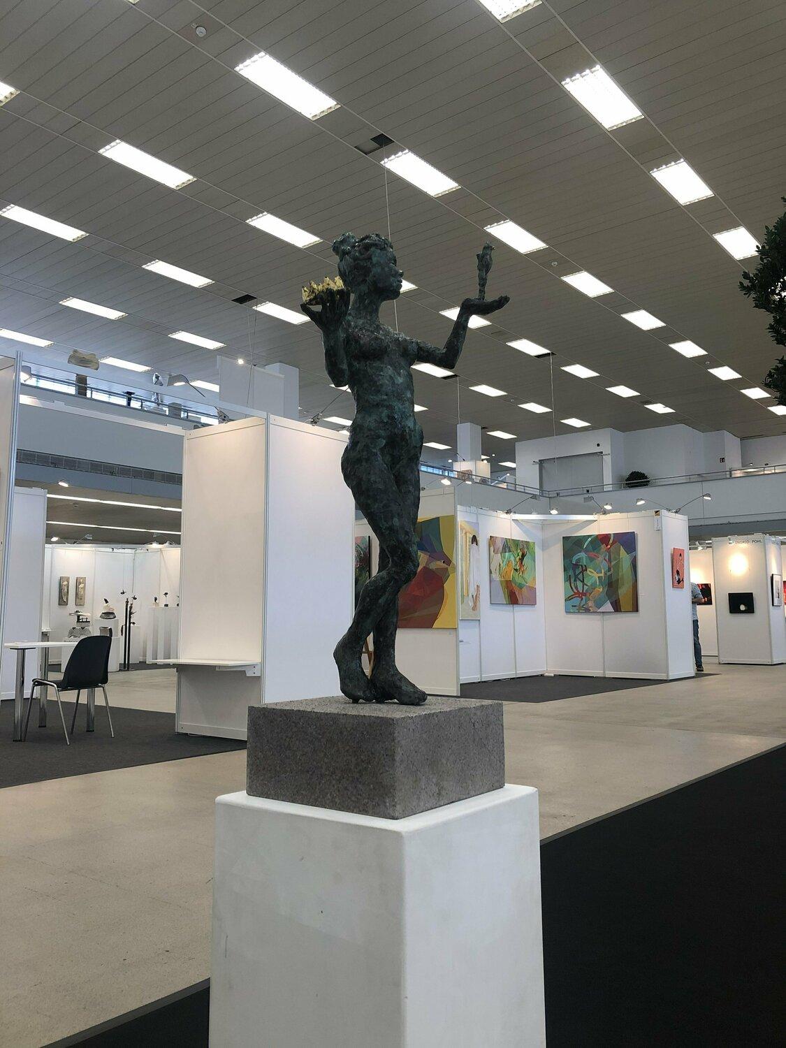 Quale mano di Helle Crawford, scultura contemporanea in bronzo di donna e rana - Sculpture di Helle Rask Crawford