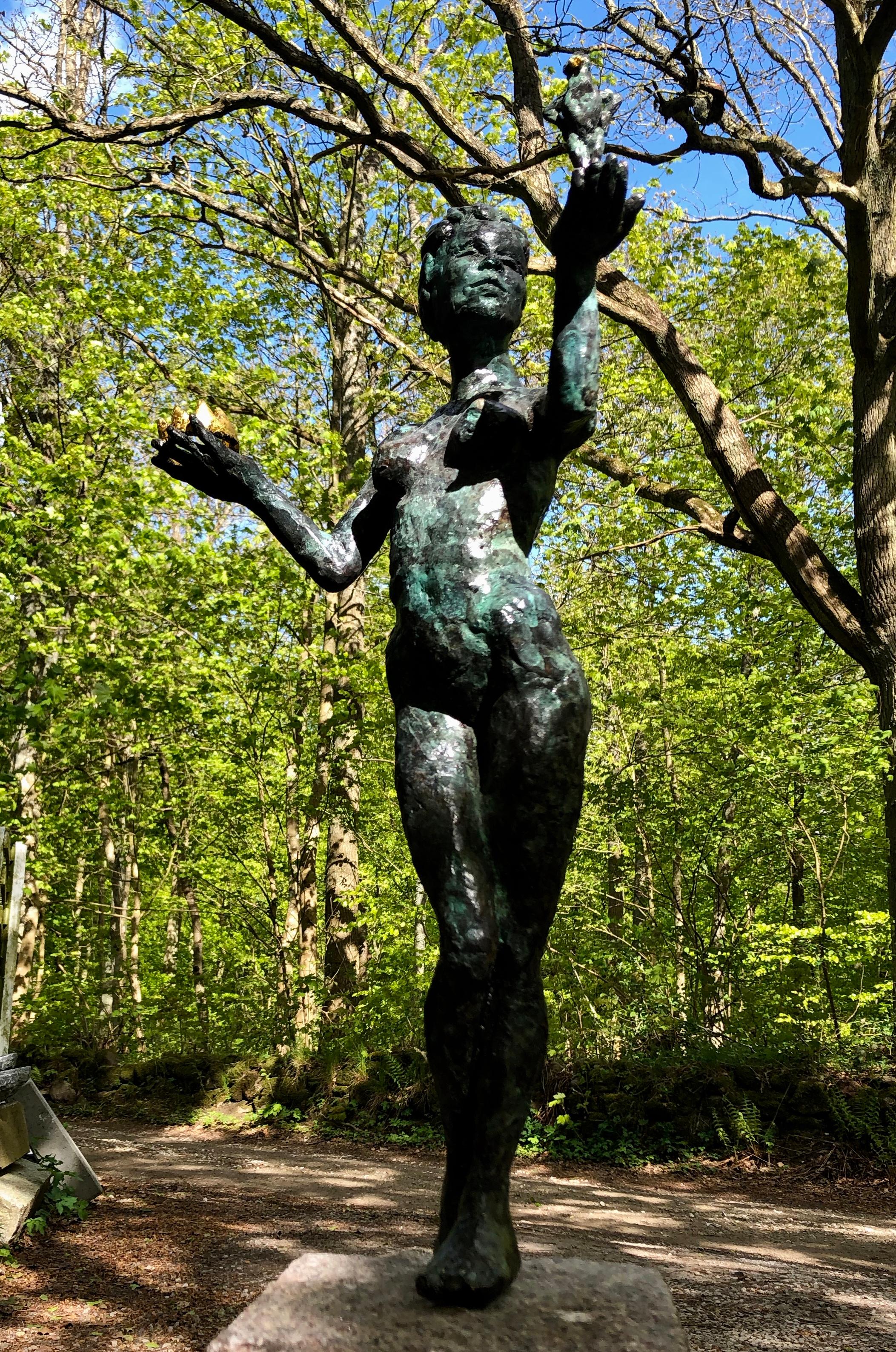 Quale mano di Helle Crawford, scultura contemporanea in bronzo di donna e rana - Sculpture Contemporaneo di Helle Rask Crawford