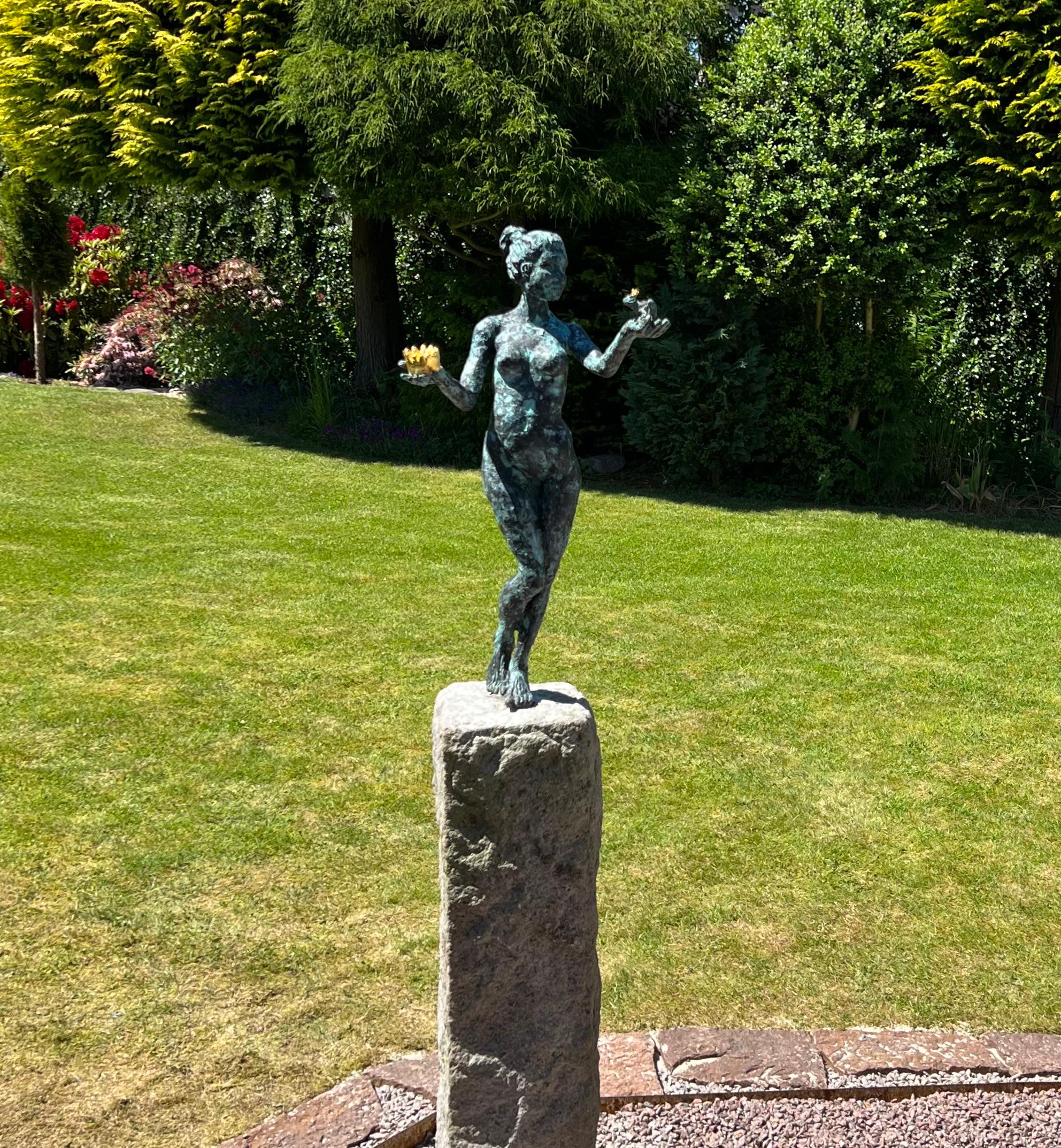 Quale mano di Helle Crawford, scultura contemporanea in bronzo di donna e rana - Figurative Sculpture Oro di Helle Rask Crawford