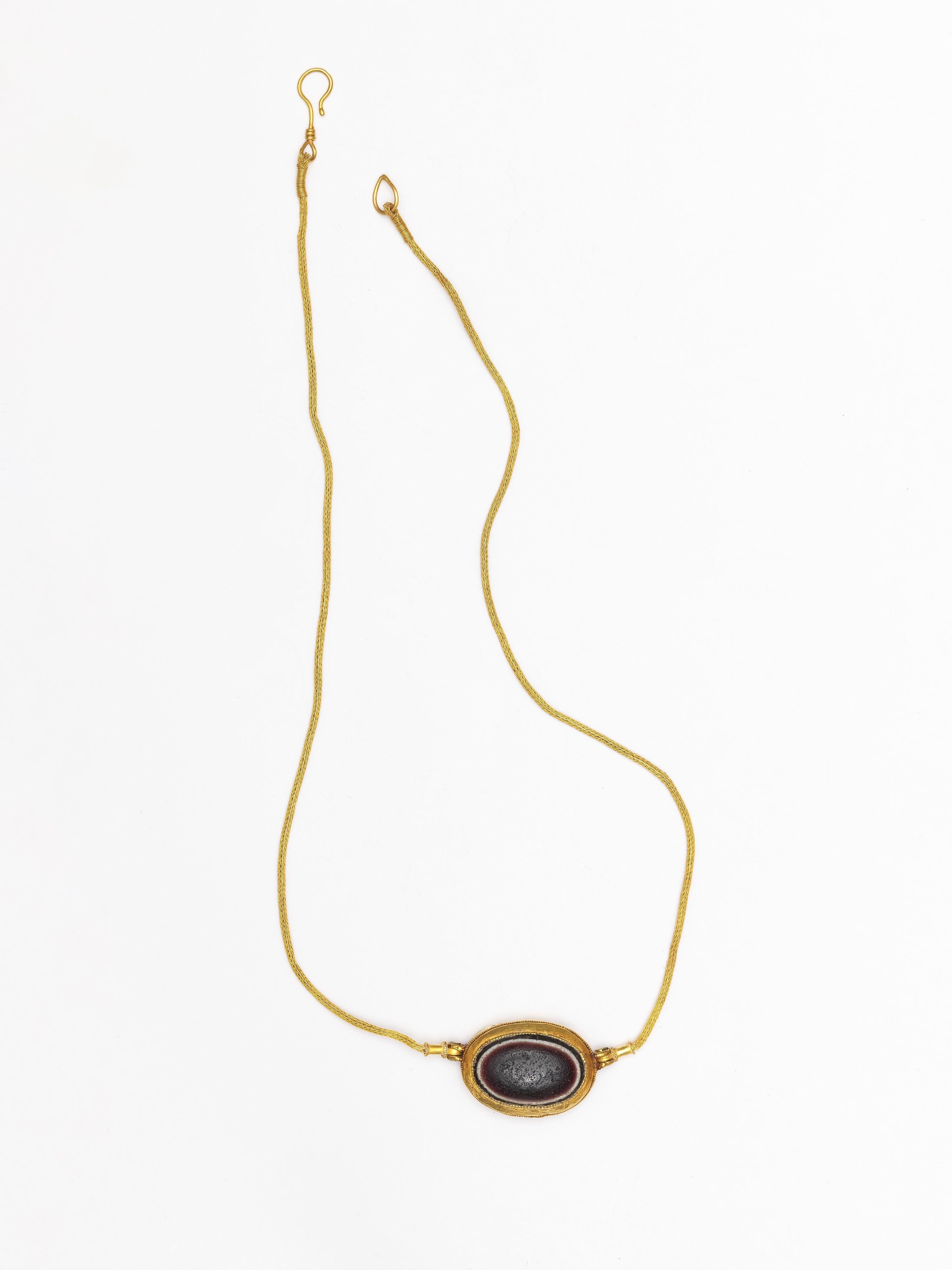 Cabochon Hellenistic Gold and Agate 'Eye' Necklace For Sale