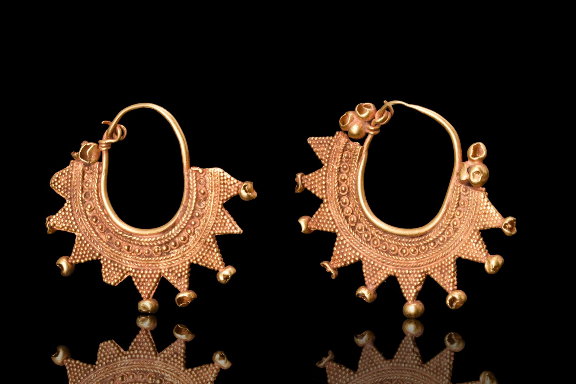 Hellenistic Matched Pair of Gold Earrings In Good Condition For Sale In London, GB