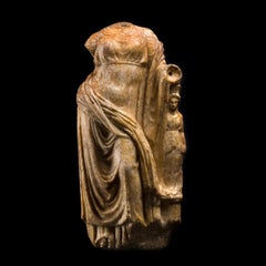 Hellenistische Skulptur der Göttin Aphrodite, die auf einem Idol aus Marmor ruht