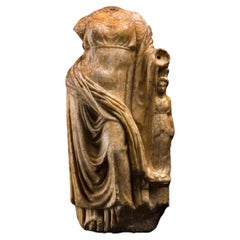 Hellenistische Skulptur der Göttin Aphrodite, die auf einem Idol aus Marmor ruht
