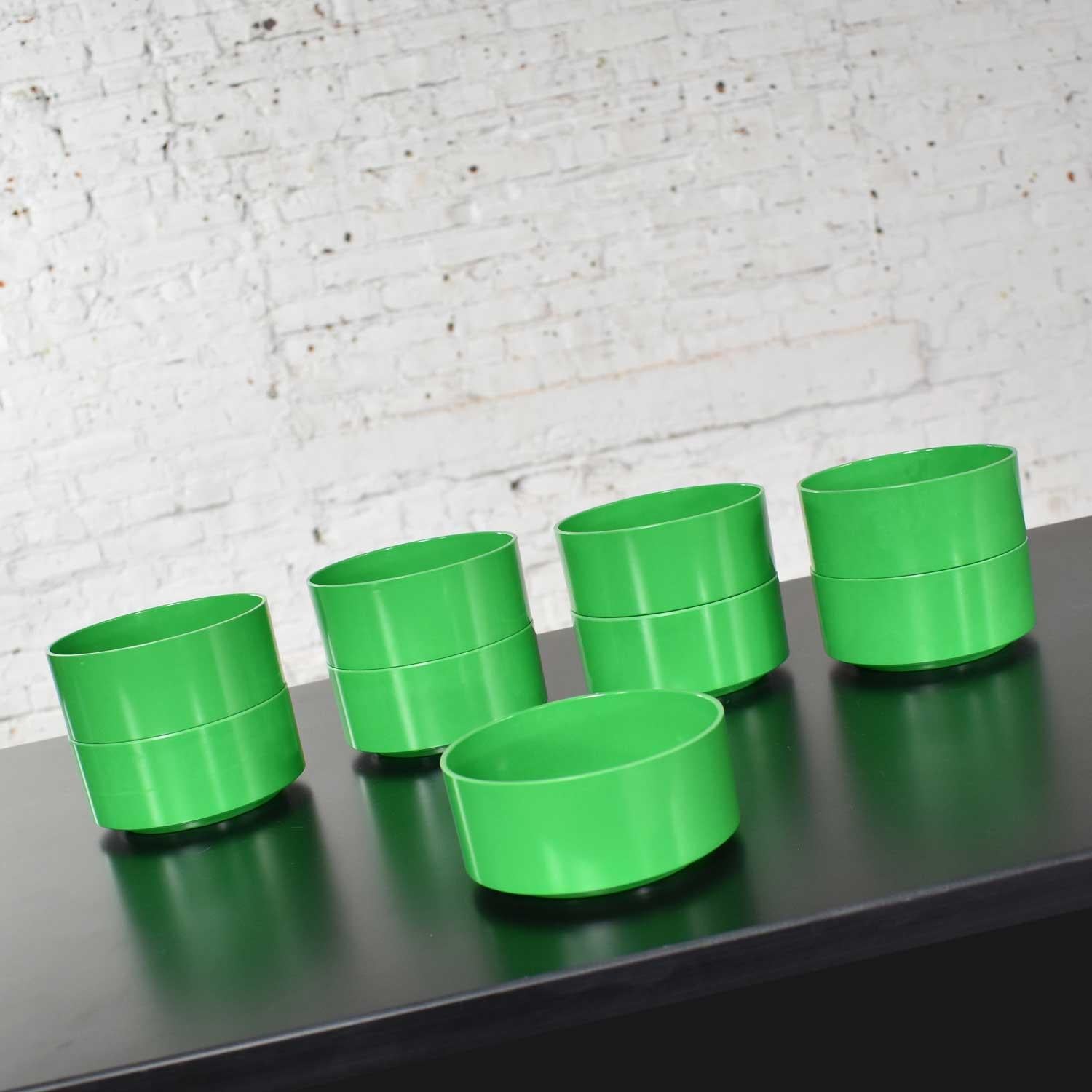 Heller Dinnerware by Lella & Massimo Vignelli in Kelly Green 58 Pieces & Napkins 1
