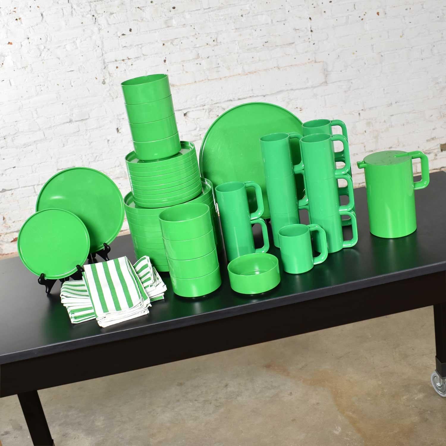 Heller Dinnerware by Lella and Massimo Vignelli in Kelly Green 58
