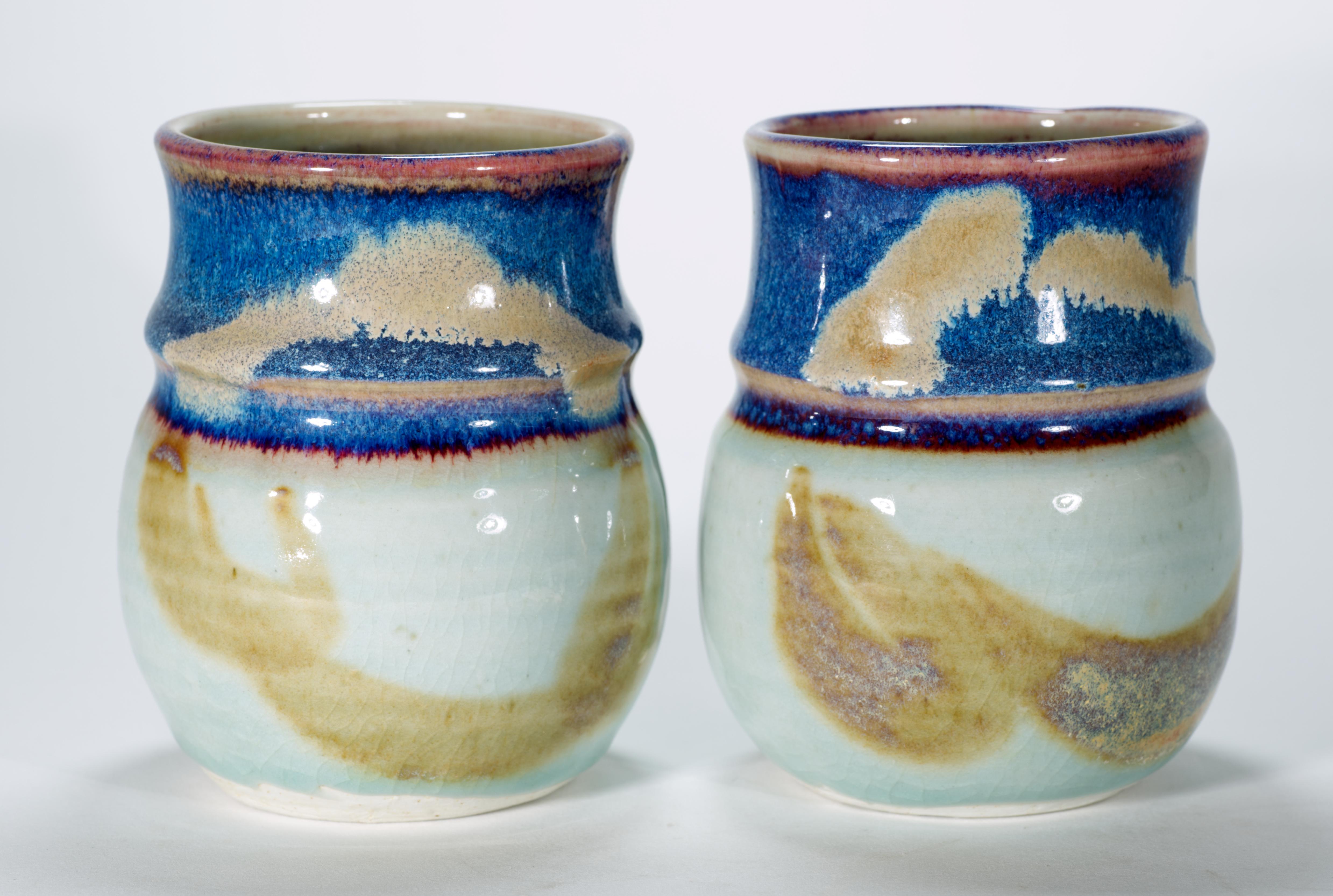  La pareja de tazas Organic Modern presenta un complejo esmalte craquelado en una delicada paleta de celadón, azul, beige y rosa. Los diseños gráficos abstractos acentúan la forma escultural del borde y el asa; las ligeras variaciones en la