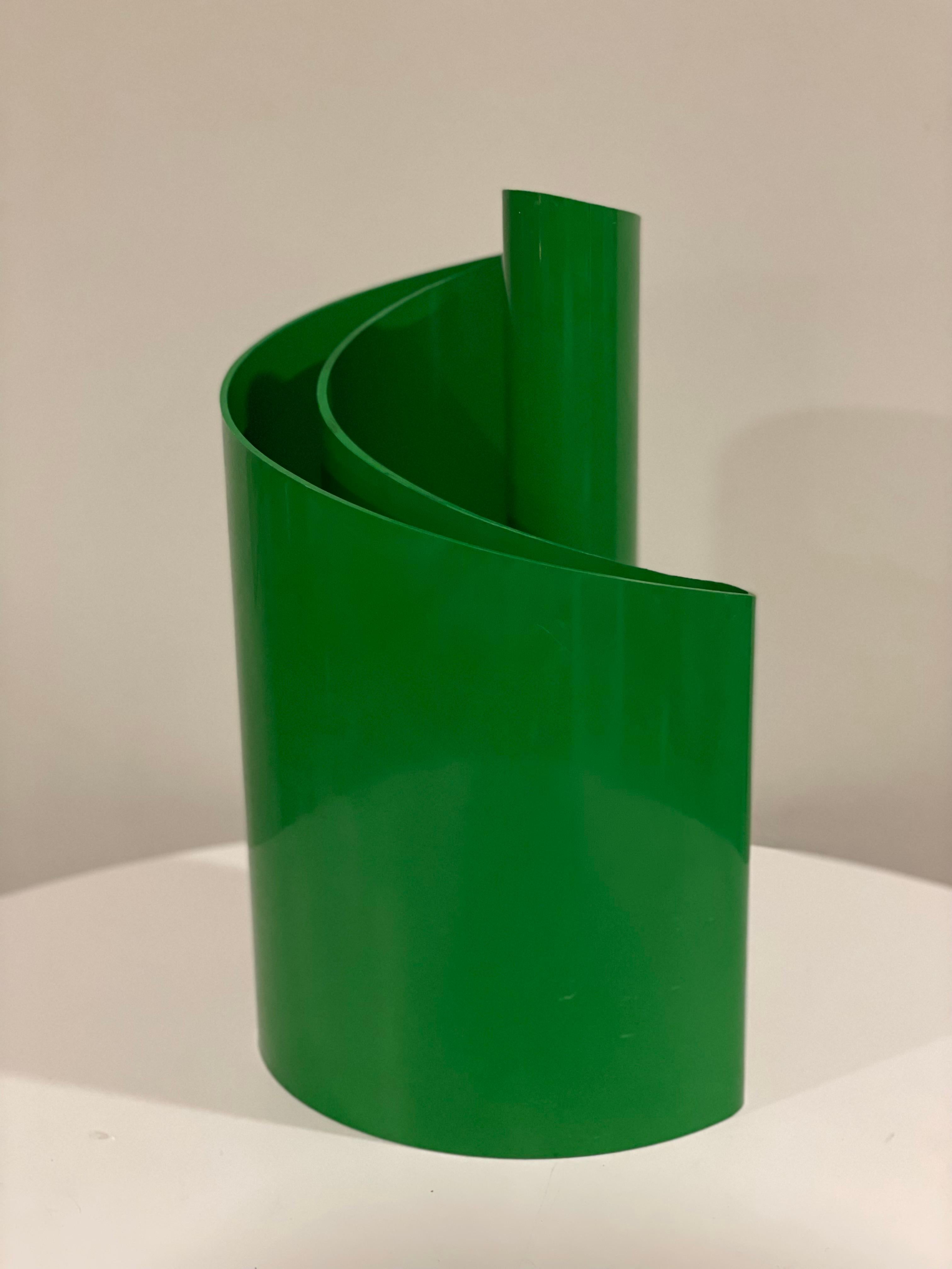 Unique heller plastic curved vase by Giotto Stoppino. Made in Italy.