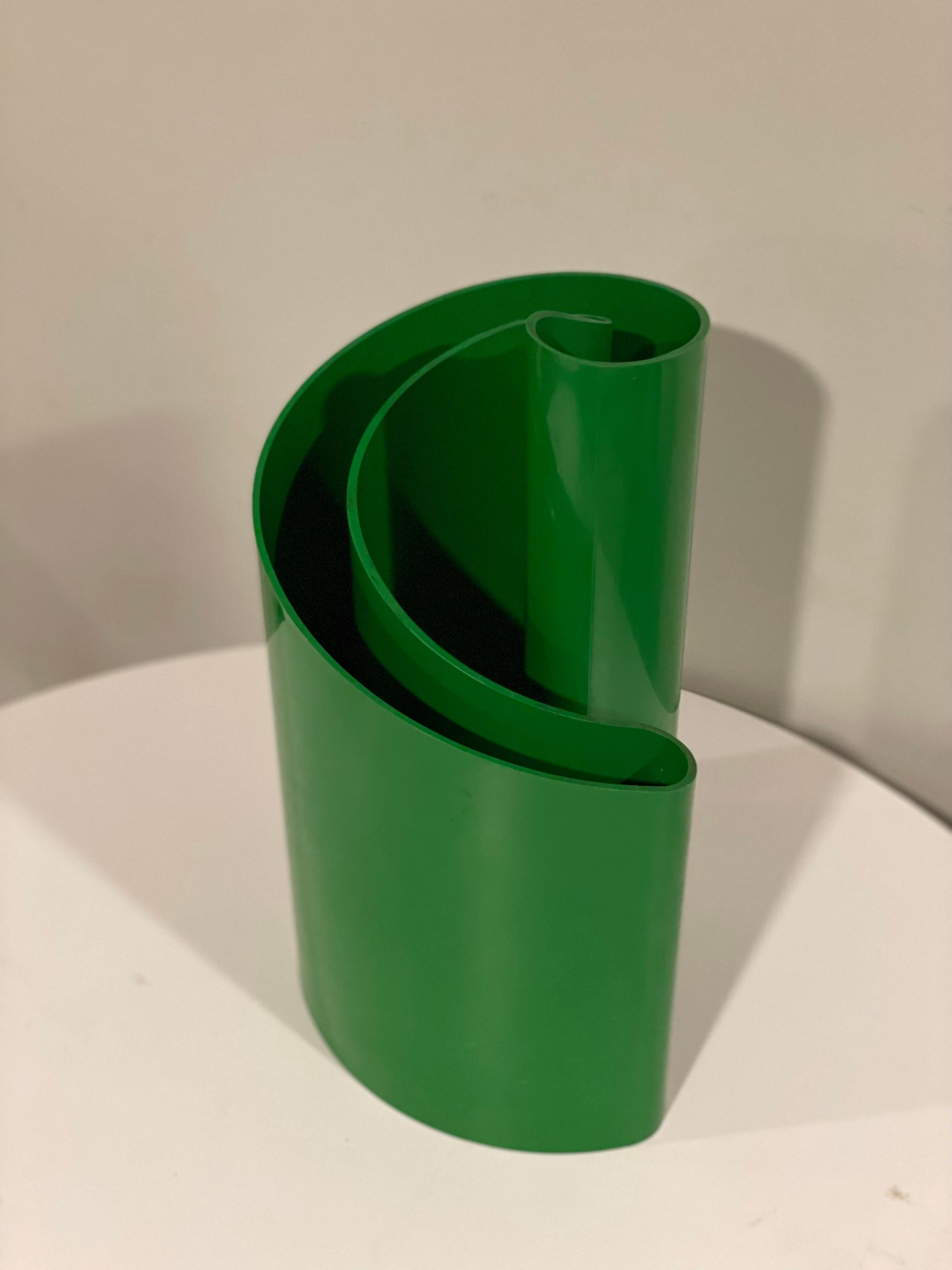 Mid-Century Modern Heller Plastic Curved Vase by Giotto Stoppino