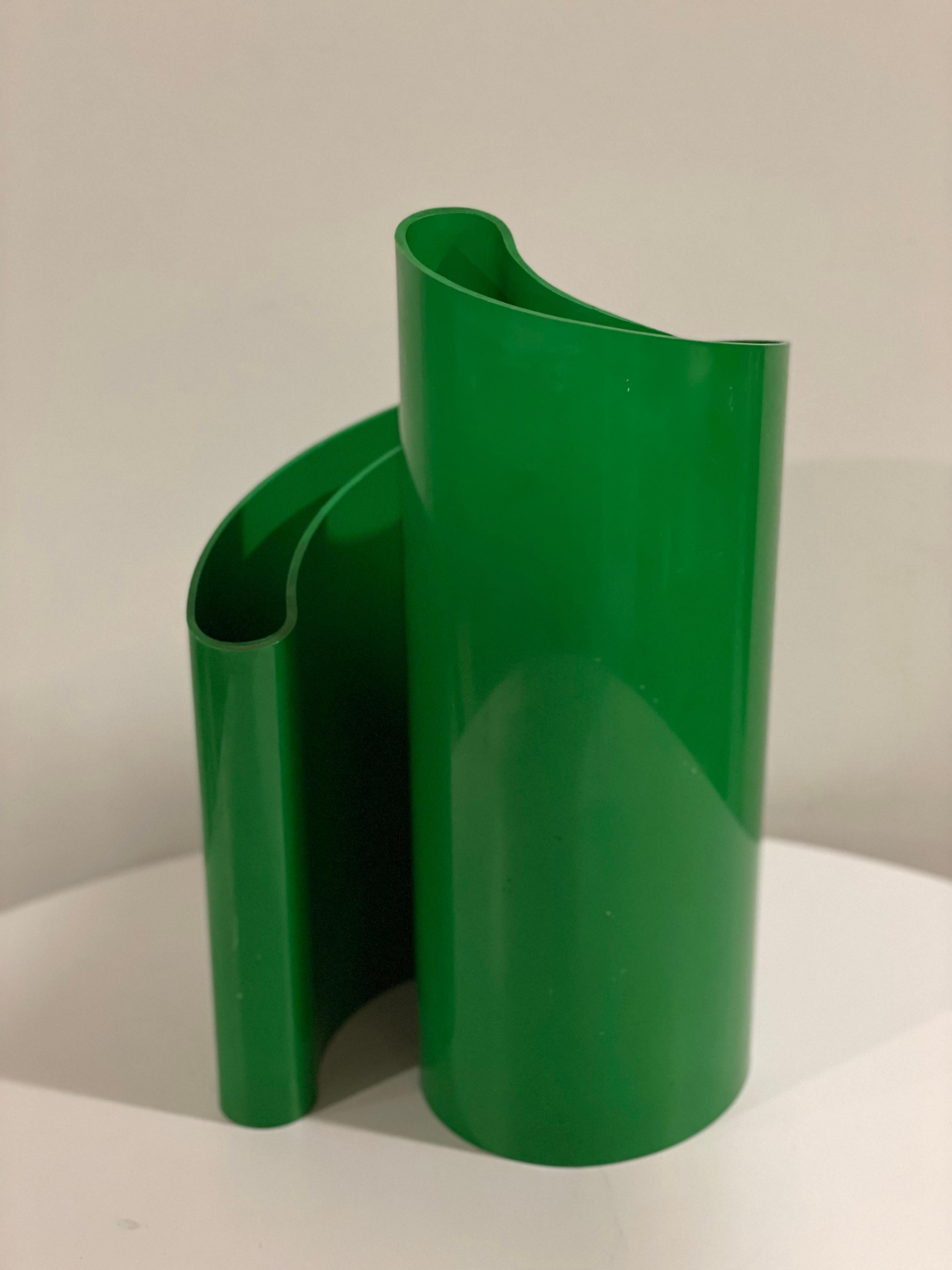 Heller Plastic Curved Vase by Giotto Stoppino In Good Condition In Philadelphia, PA