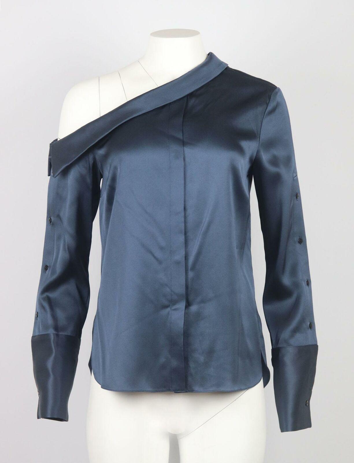 Sylvie Millstein, stilista di Hellessy, dice di creare abiti che possono essere indossati più volte. Questa blusa è realizzata in seta blu liscia, ha una scollatura monospalla e polsini oversize.
Seta blu.
Chiusura con bottoni sulle maniche.
100%