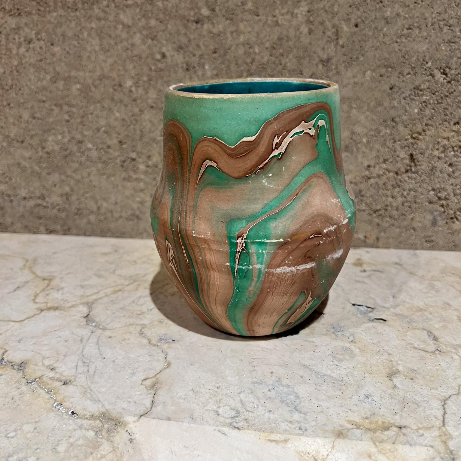 
Hellman Pottery Art Swirl Green Vase
5.13 h x 4.25 diameter
Preowned vintage, refer to images