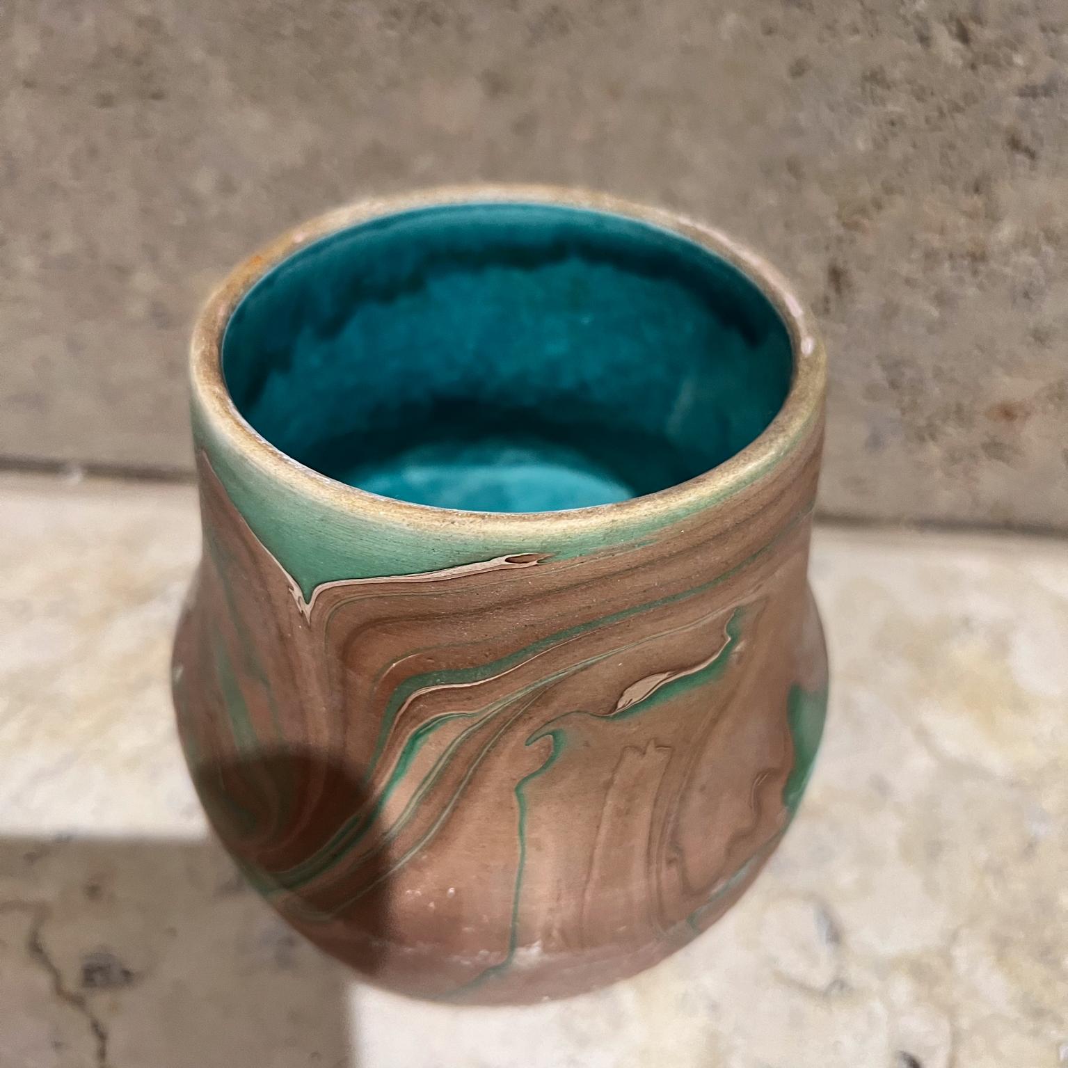 XX secolo Hellman Art Pottery Green Vase Color Swirl in vendita