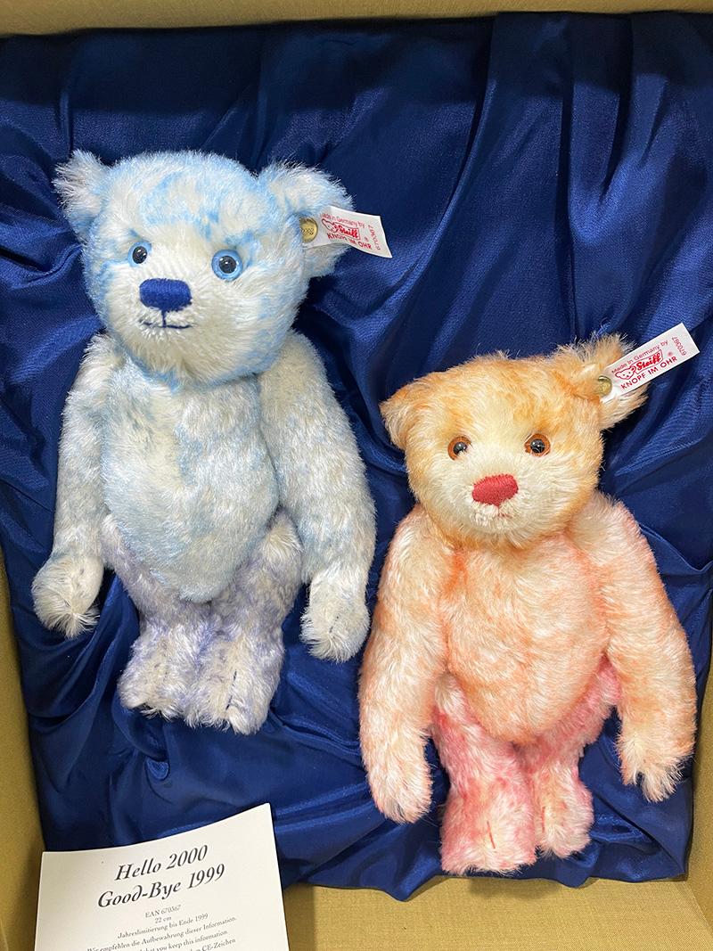 Hello 2000 Good-Bye 1999, boxed bears, Steiff Limited Edition 1999

A set of Steiff collectors bears, boxed in original box. The title of the Steiff Bears is Hello 2000 Good-Bye 1999, with a blue and a pink colored bears. The bears have a 3 tone
