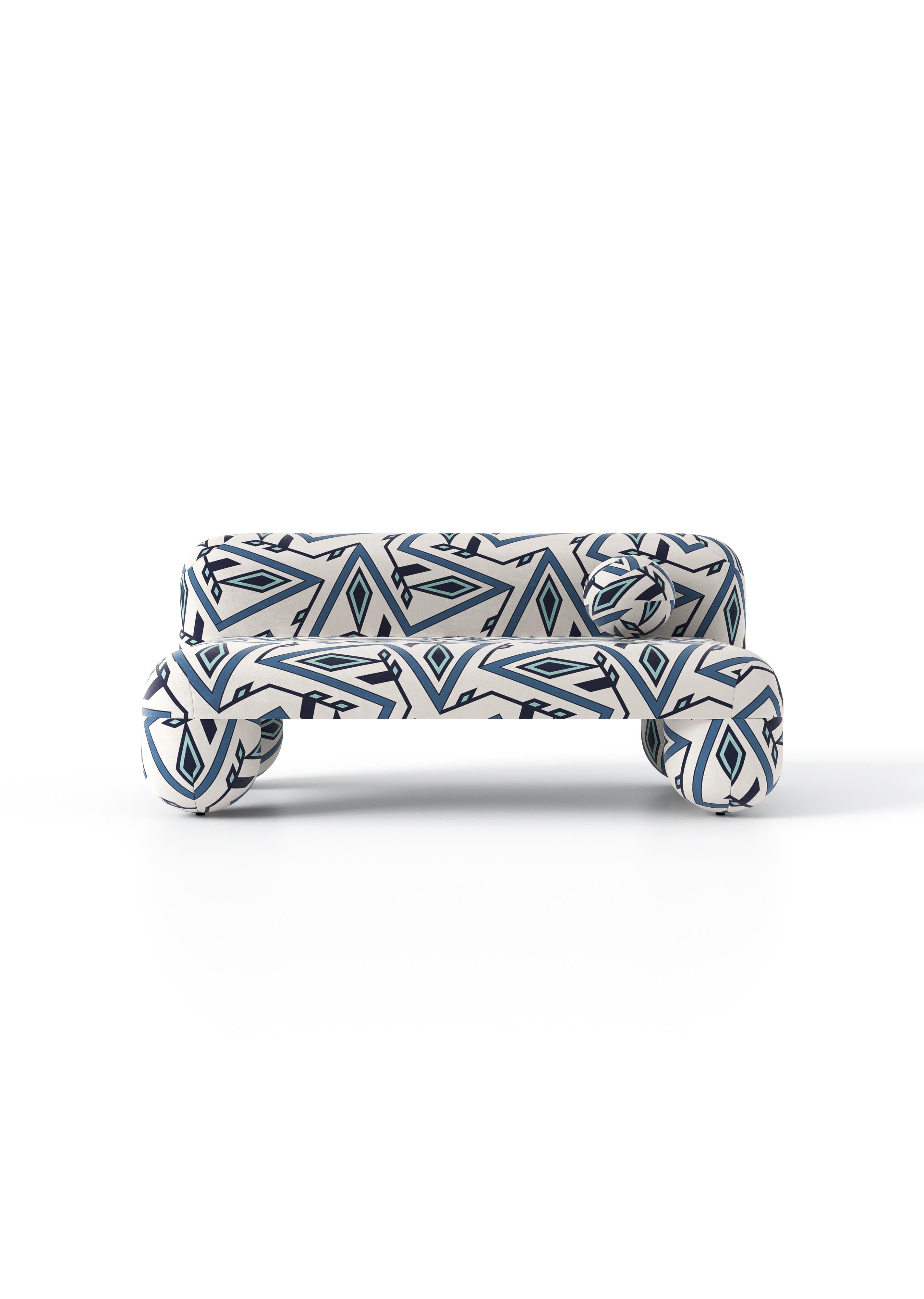 El Sofá HELLO es una audaz fusión de geometría escultural y suavidad acogedora, una auténtica pieza que aporta una elegancia juguetona a cualquier interior. Con sus líneas redondeadas y orgánicas y sus asientos profundos y ergonómicos, HELLO ofrece