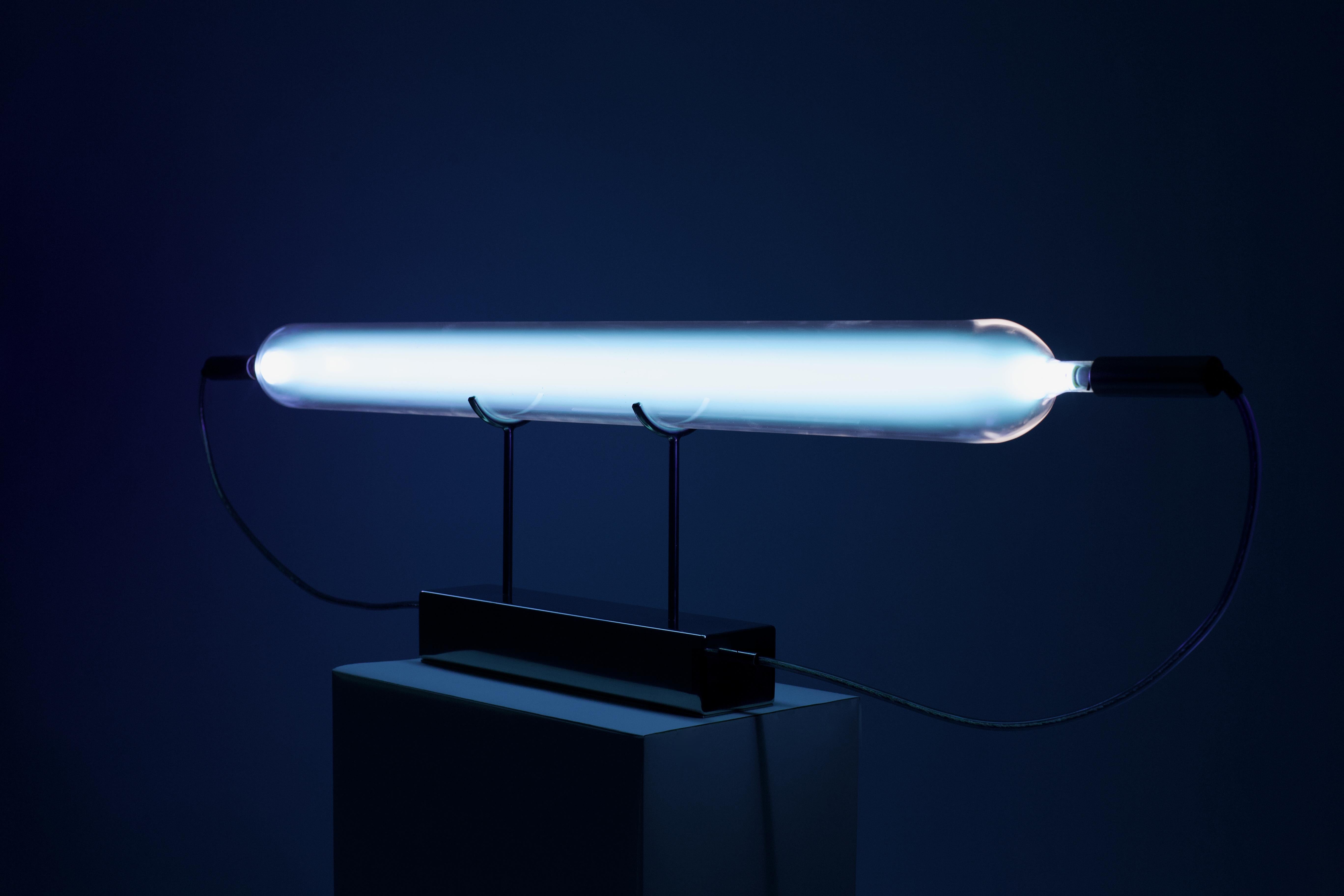 Hello light par Studio Yolk
Unique - One of One
Dimensions : L 100 x Ø 8 cm
Matériaux : Tube de verre, acier


