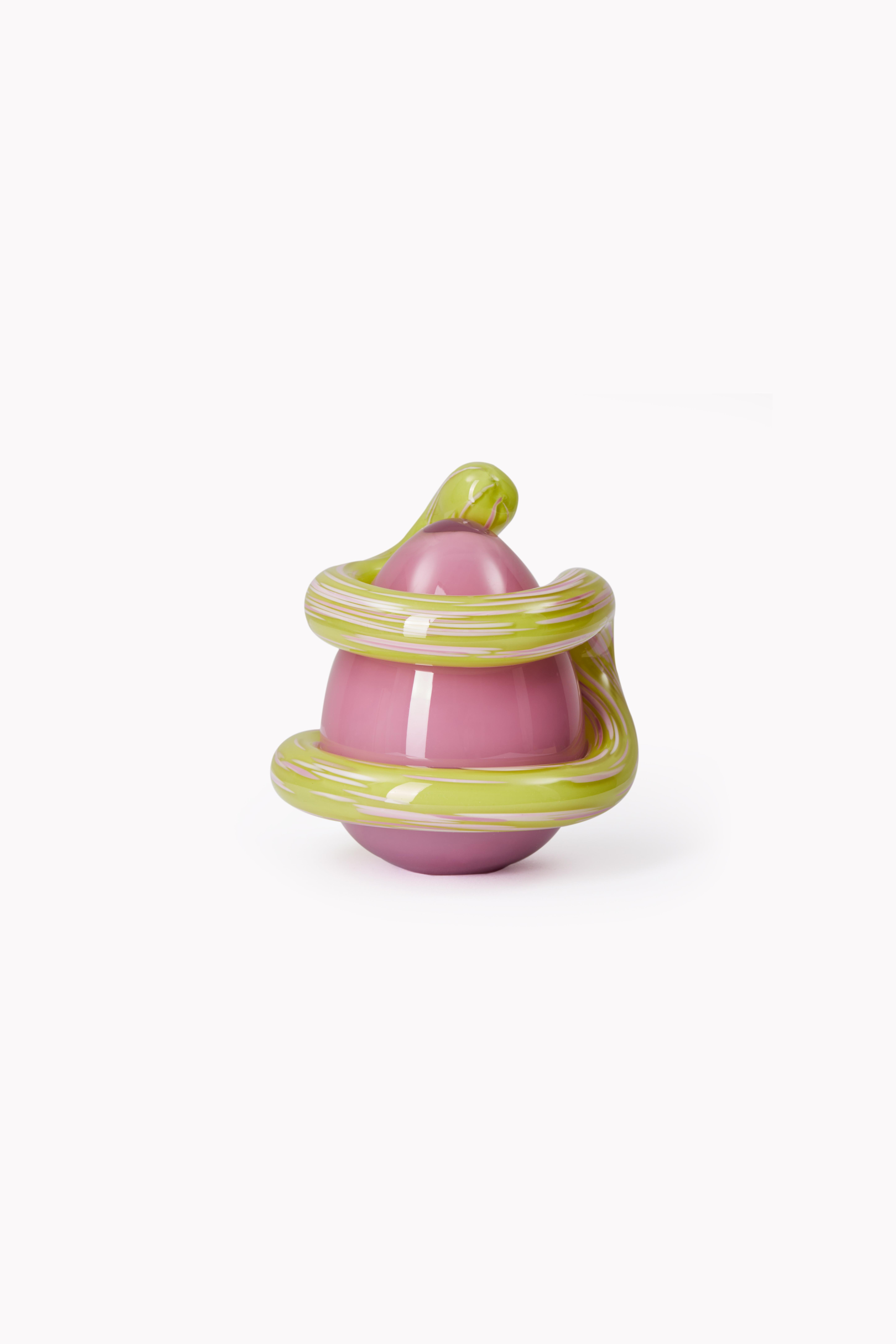 • Each design is shaped at 1200 degrees using the mouth-blowing technique by master artisans from their respective fields, with carefully selected paints, and meticulously cleaned by skilled craftsmen specialized in their areas.
• It is handcrafted